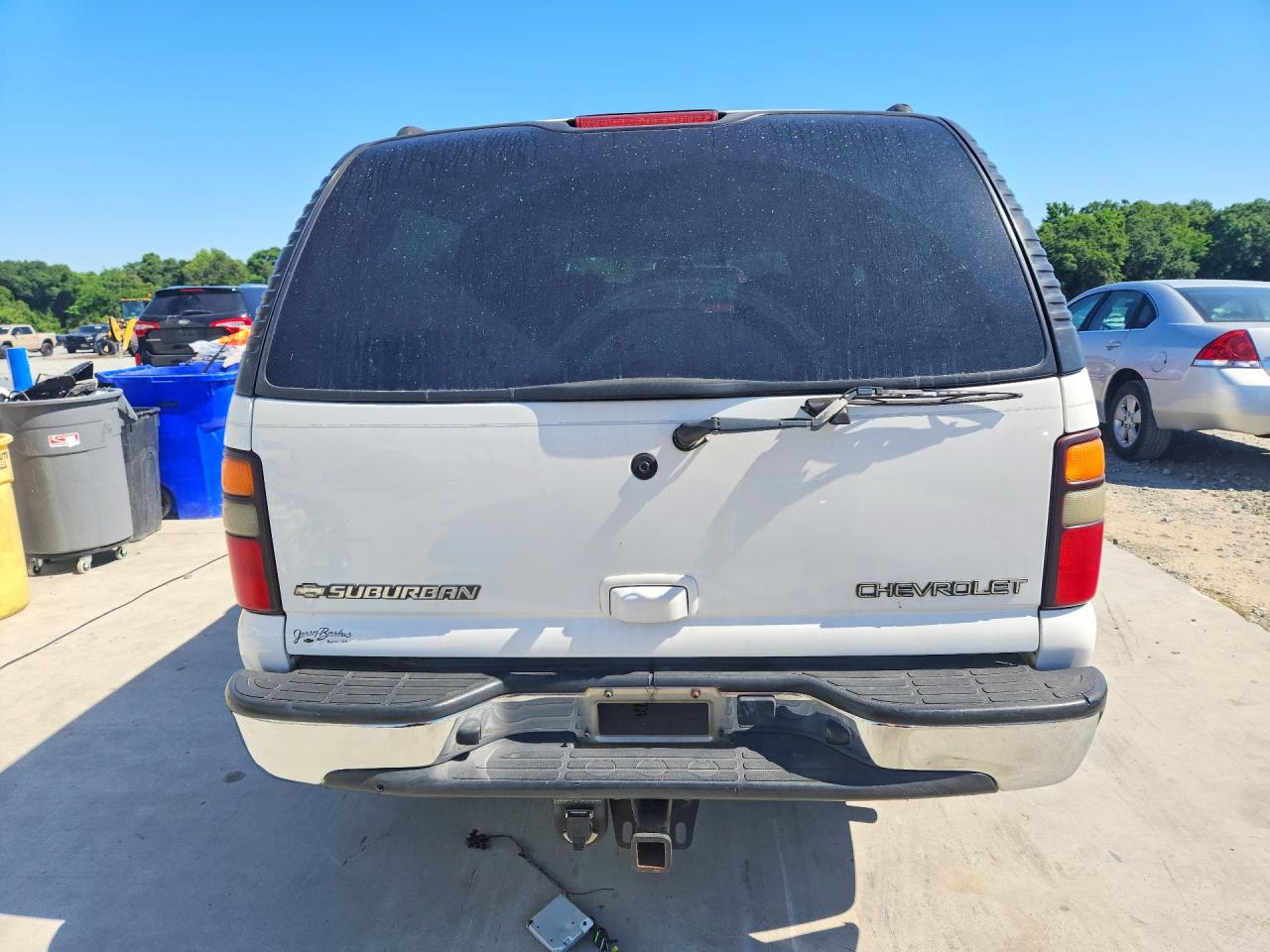 2004 Chevrolet Suburban C1500 White vin: 3GNEC16Z04G121127
