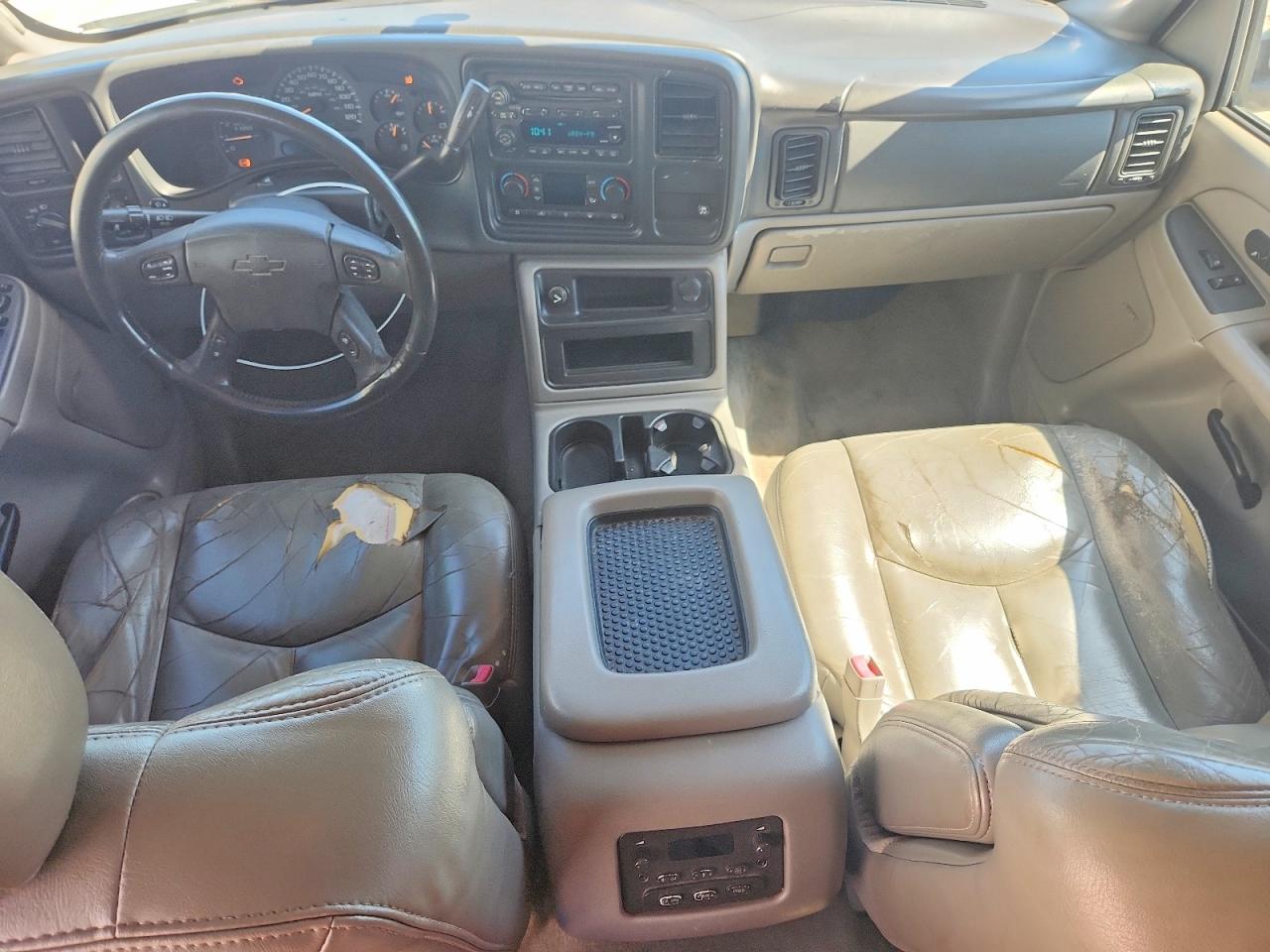 2004 Chevrolet Suburban C1500 White vin: 3GNEC16Z04G121127