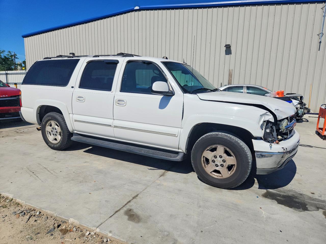 2004 Chevrolet Suburban C1500 White vin: 3GNEC16Z04G121127
