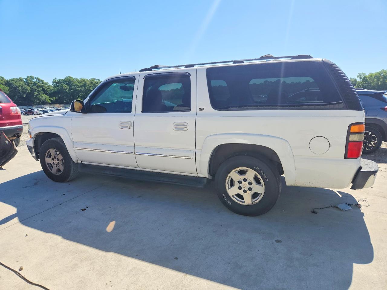 2004 Chevrolet Suburban C1500 White vin: 3GNEC16Z04G121127