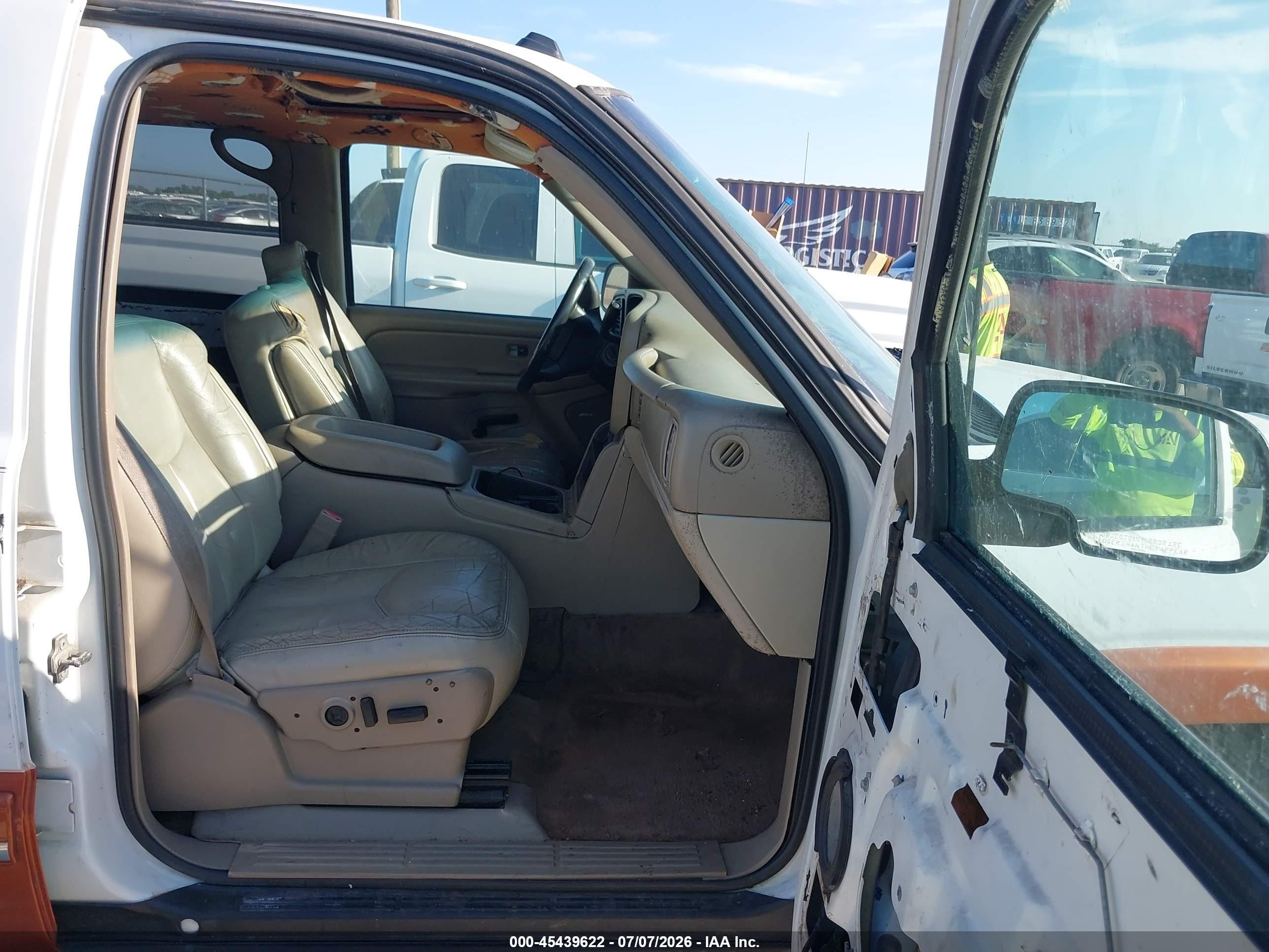 2004 Chevrolet Suburban 1500 Lt White vin: 3GNEC16Z04G324907