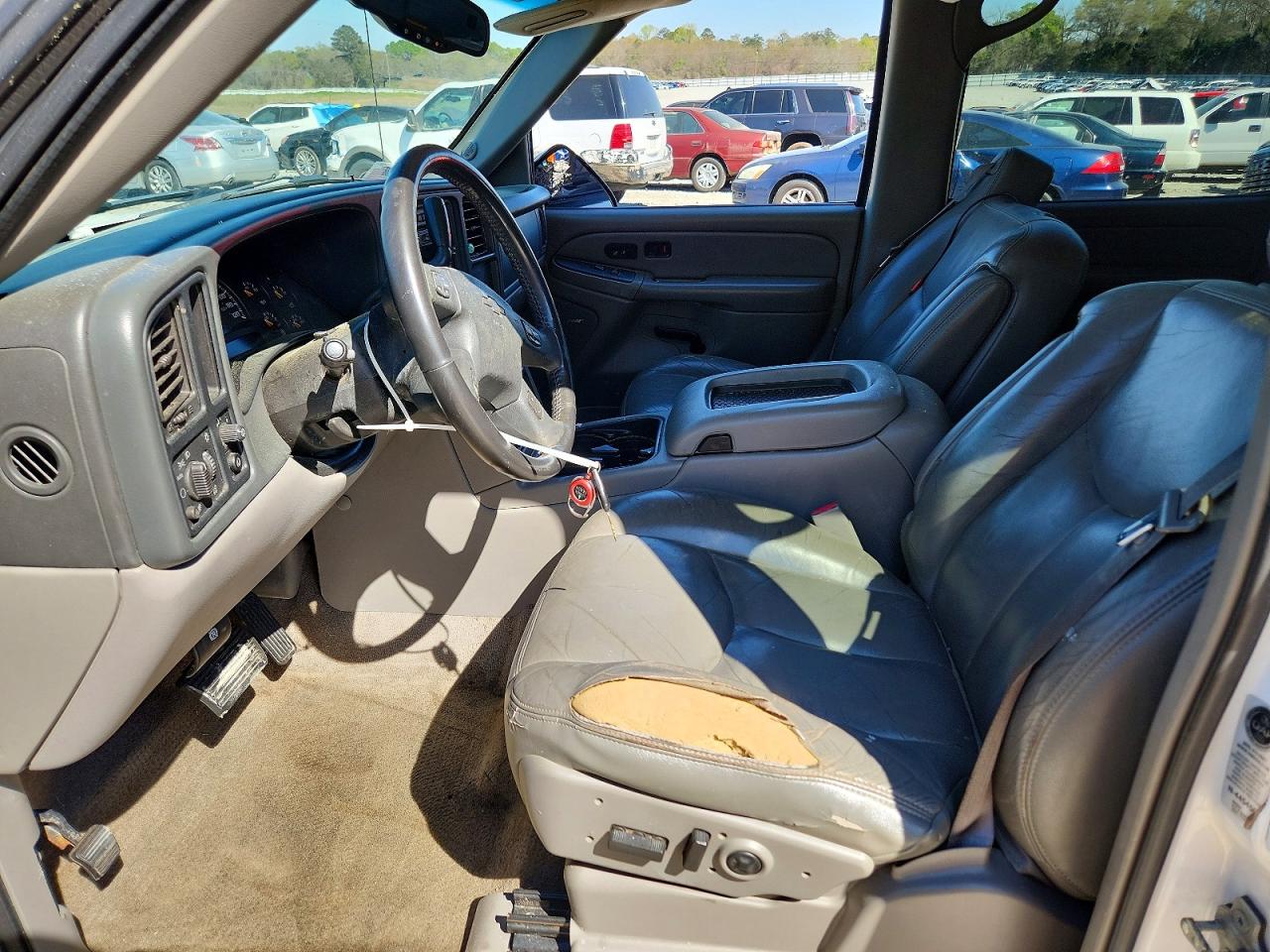 2005 Chevrolet Suburban C1500 White vin: 3GNEC16Z15G220976