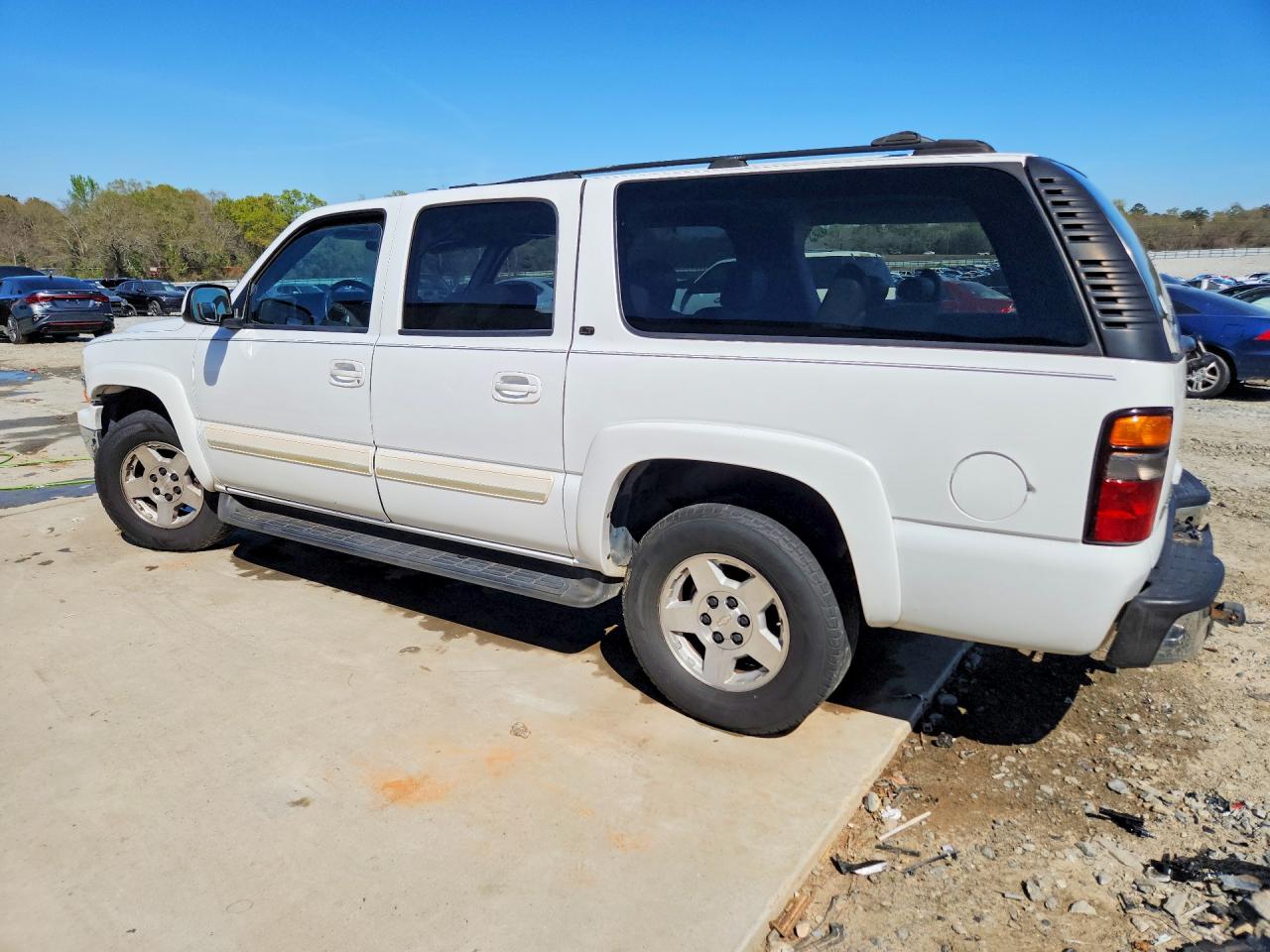2005 Chevrolet Suburban C1500 White vin: 3GNEC16Z15G220976