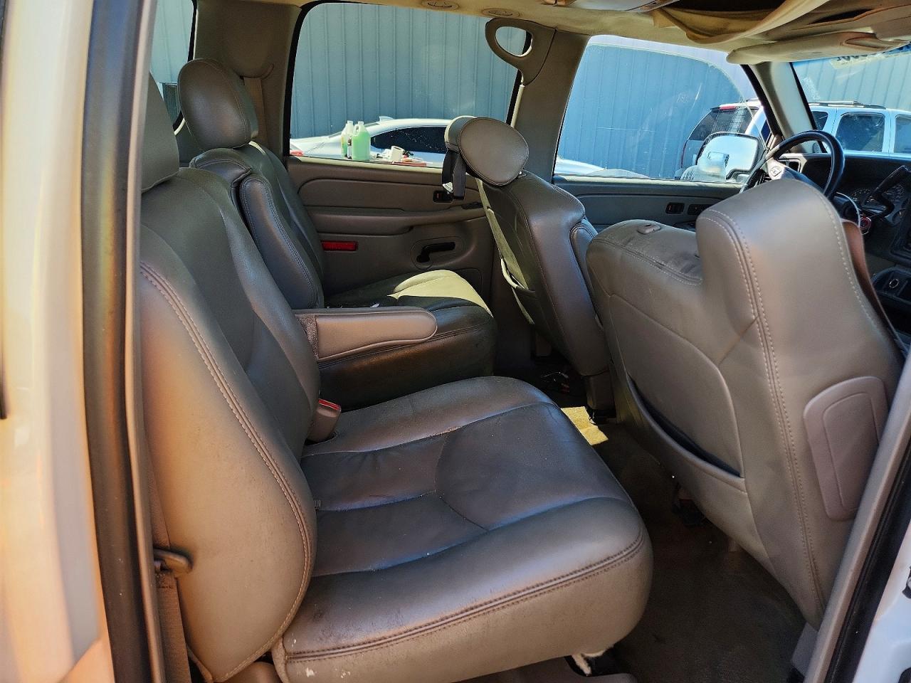 2005 Chevrolet Suburban C1500 White vin: 3GNEC16Z15G220976
