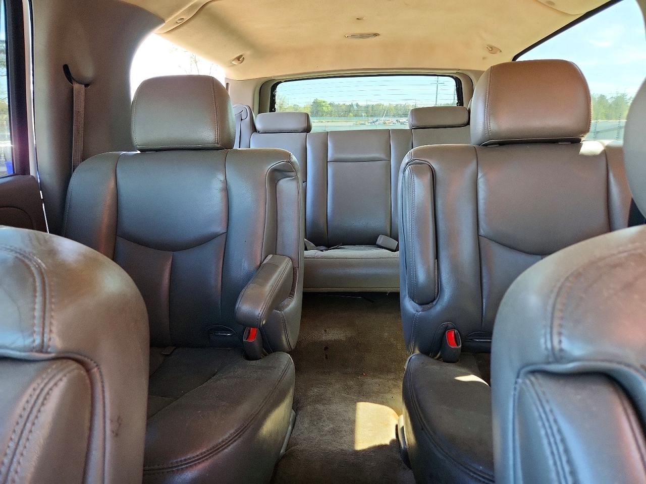 2005 Chevrolet Suburban C1500 White vin: 3GNEC16Z15G220976