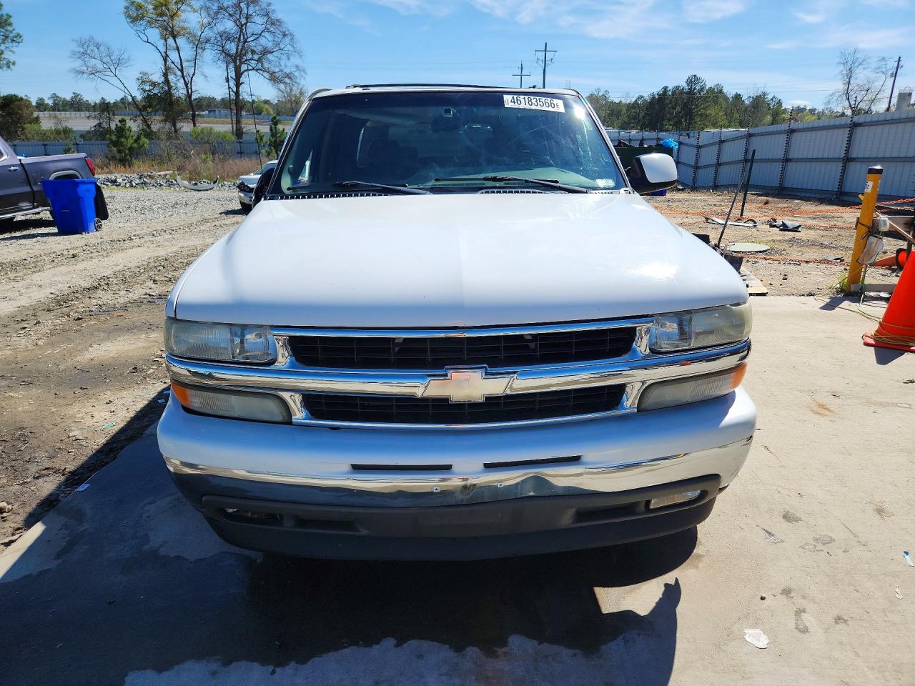 2005 Chevrolet Suburban C1500 White vin: 3GNEC16Z15G220976