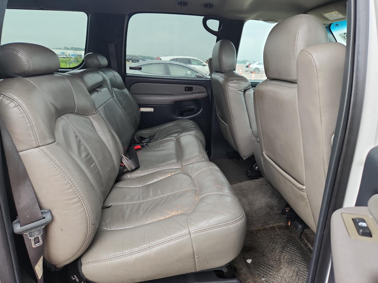 2002 Chevrolet Suburban C1500 White vin: 3GNEC16Z22G284066