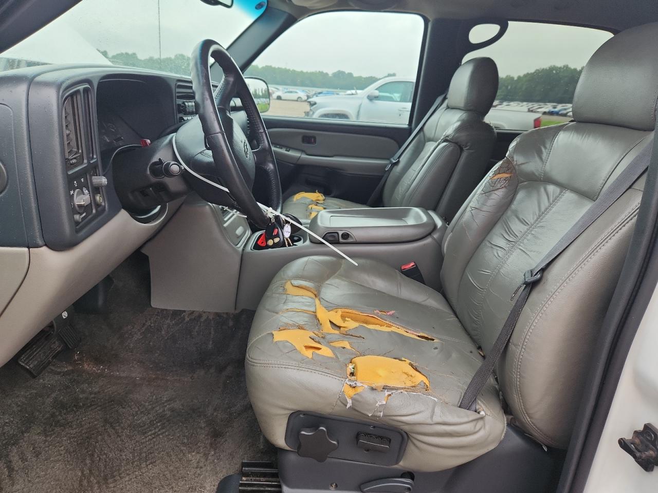 2002 Chevrolet Suburban C1500 White vin: 3GNEC16Z22G284066