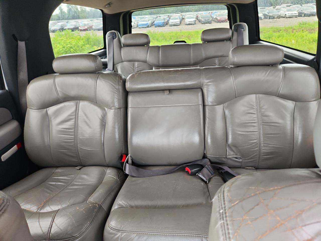 2002 Chevrolet Suburban C1500 White vin: 3GNEC16Z22G284066