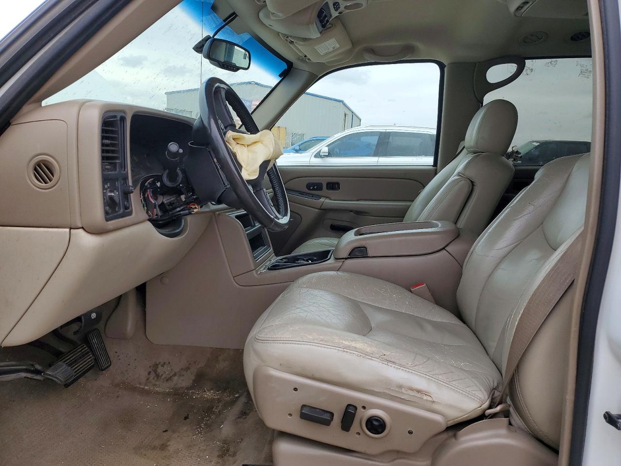 2004 Chevrolet Suburban C1500 White vin: 3GNEC16Z34G155787