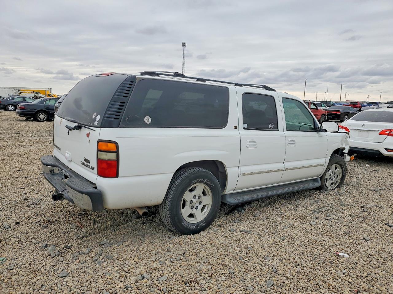 2004 Chevrolet Suburban C1500 White vin: 3GNEC16Z34G155787