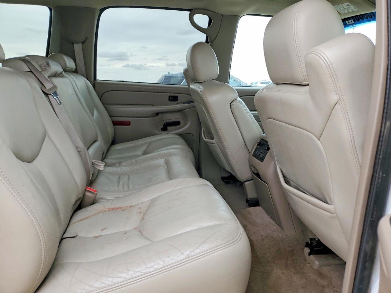 2004 Chevrolet Suburban C1500 White vin: 3GNEC16Z34G155787