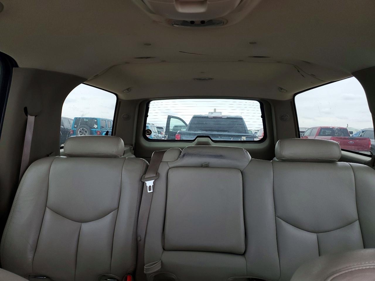 2004 Chevrolet Suburban C1500 White vin: 3GNEC16Z34G155787