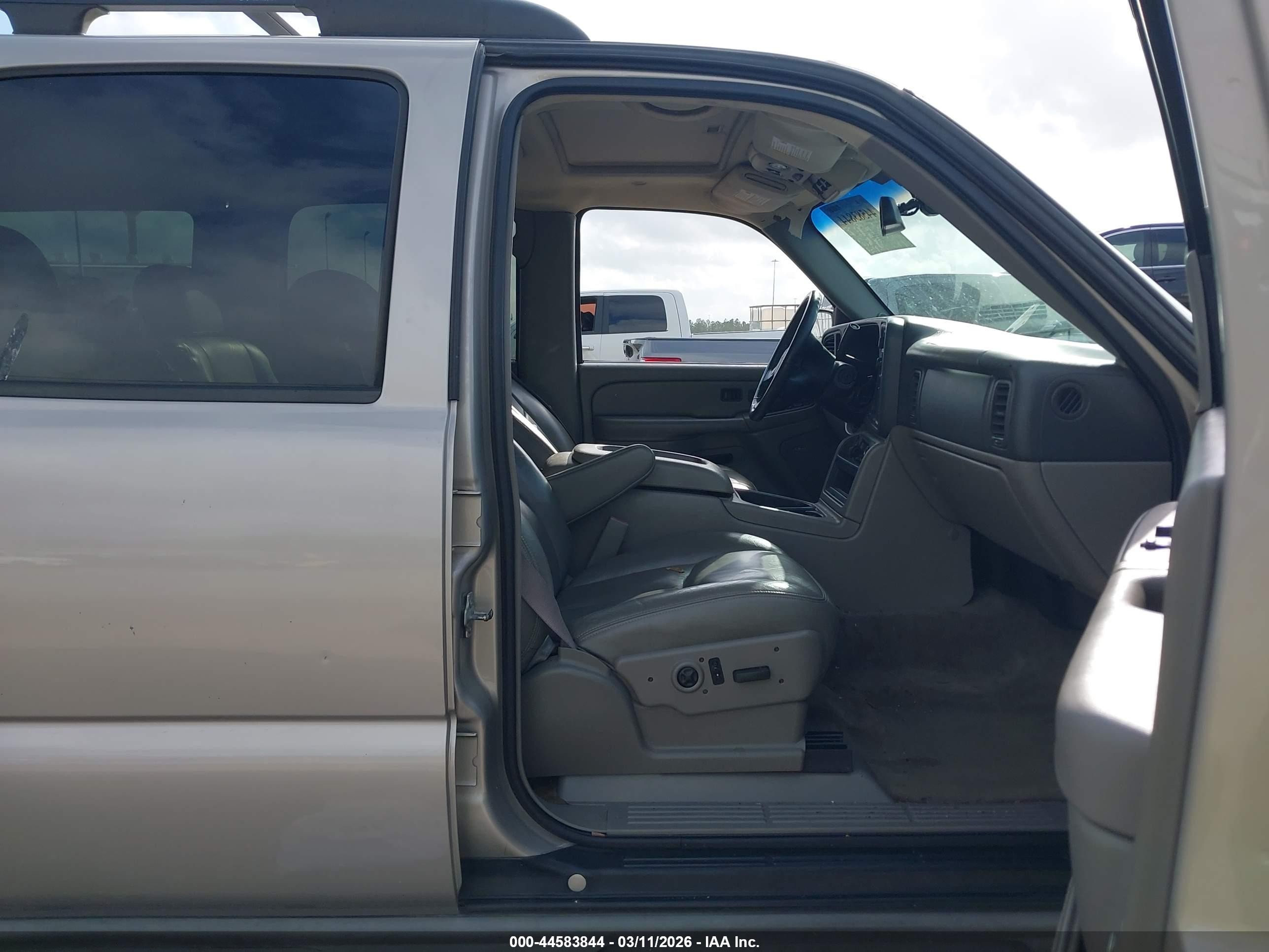 2005 Chevrolet Suburban 1500 Z71 Серый vin: 3GNEC16Z45G183759