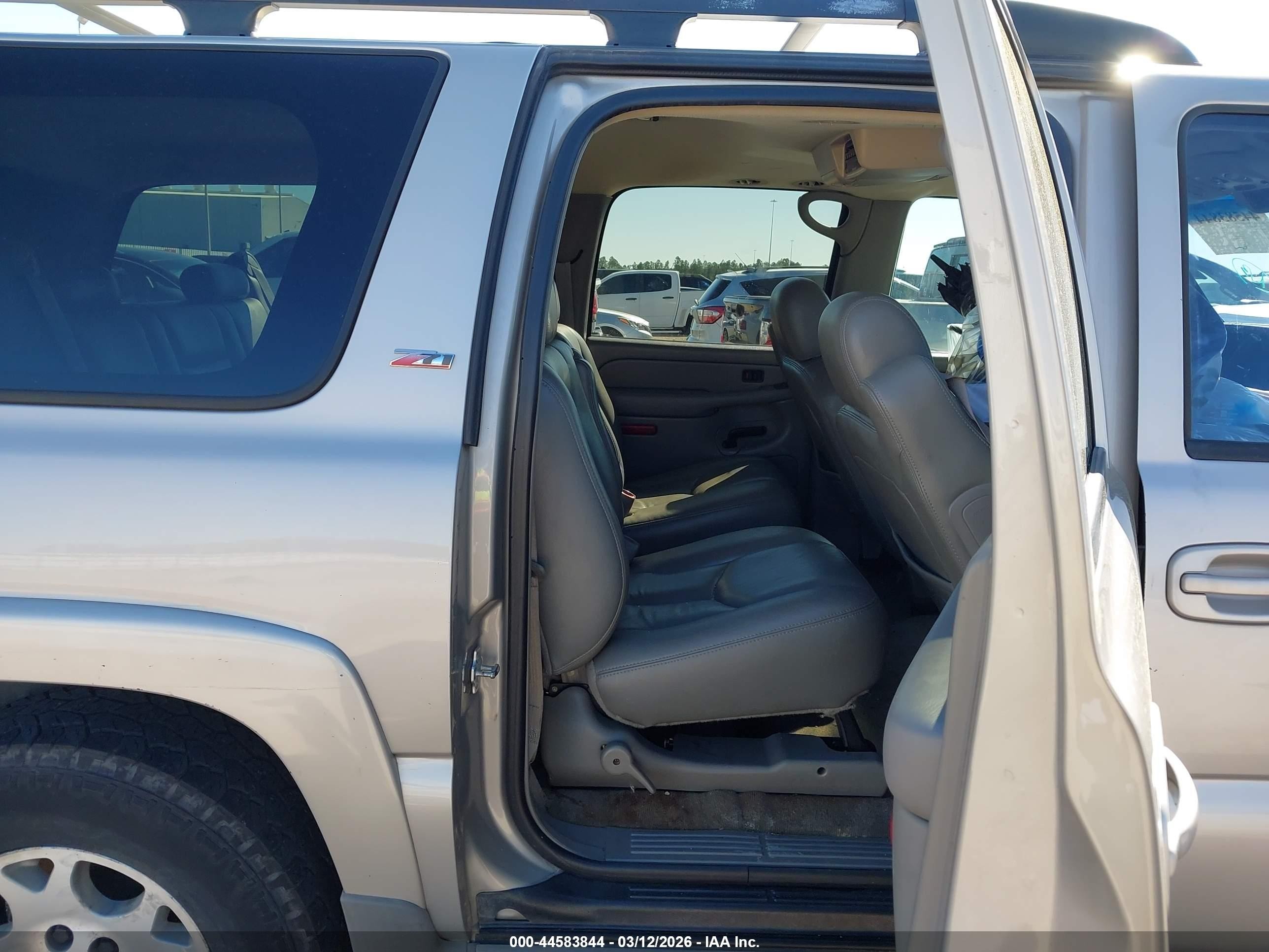 2005 Chevrolet Suburban 1500 Z71 Серый vin: 3GNEC16Z45G183759