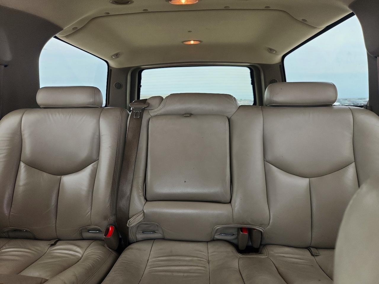 2003 Chevrolet Suburban C1500 White vin: 3GNEC16Z73G208053