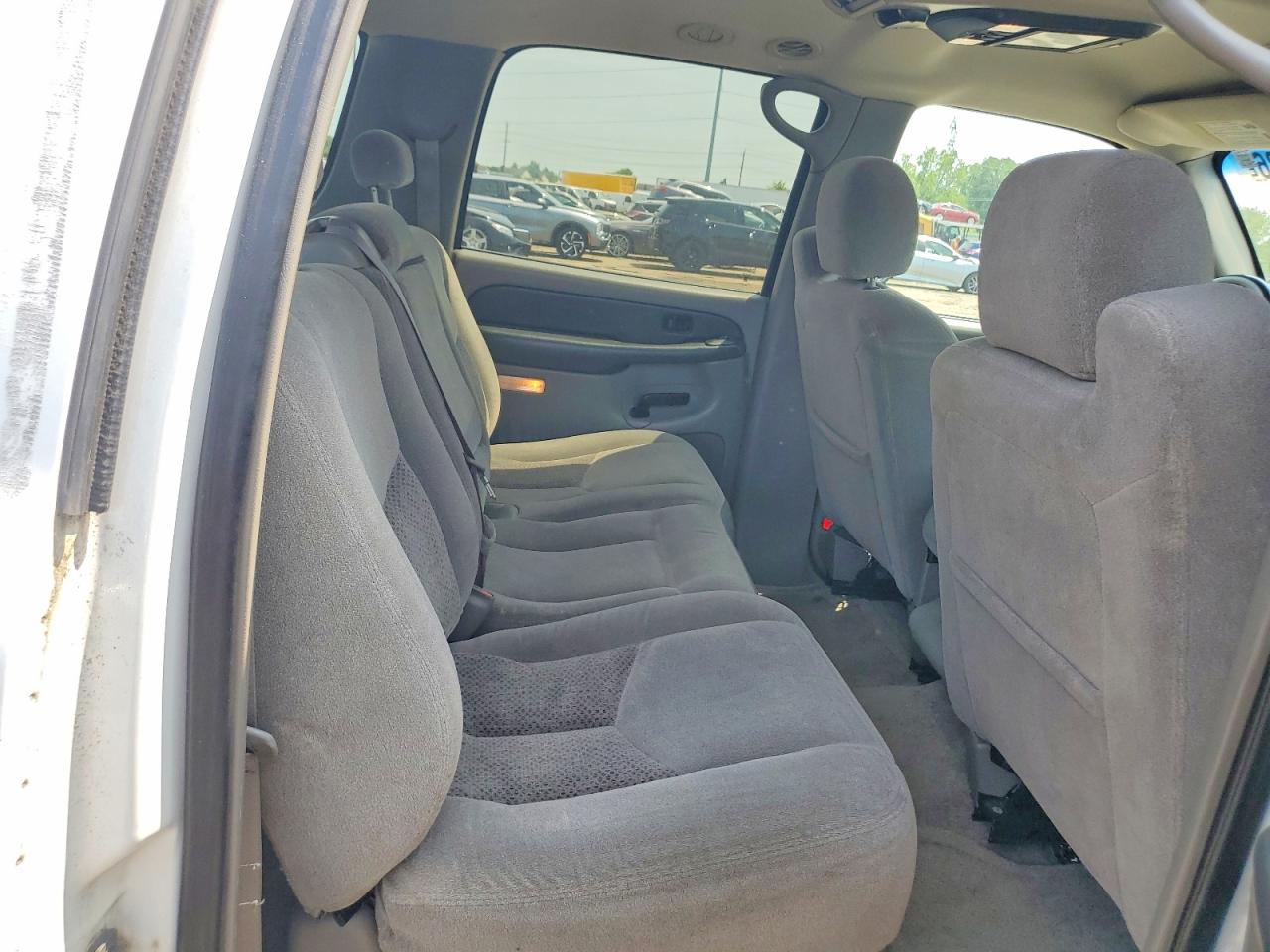 2003 Chevrolet Suburban C1500 White vin: 3GNEC16Z73G267295