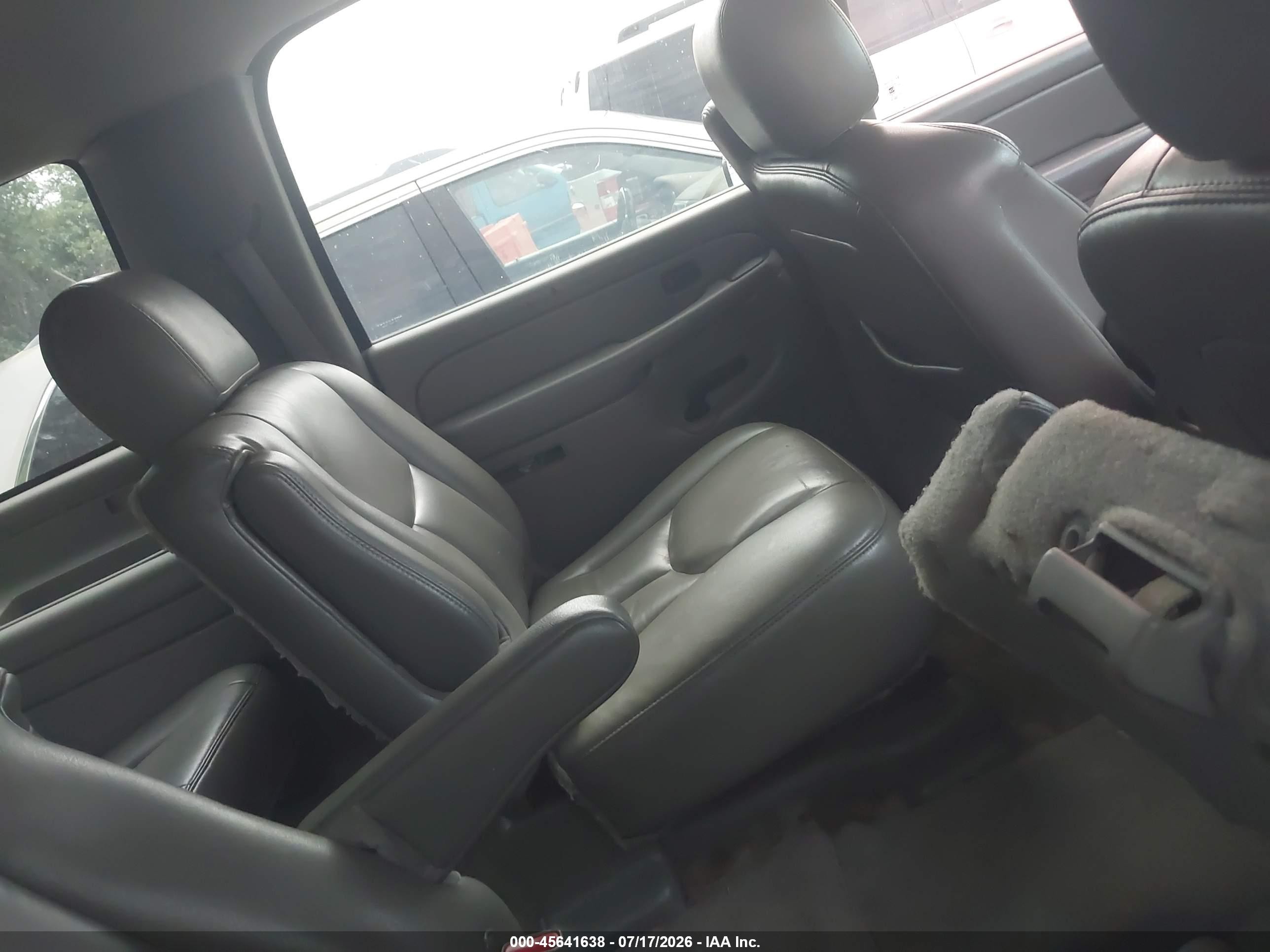 2005 Chevrolet Suburban 1500 Lt Белый vin: 3GNEC16Z85G217881
