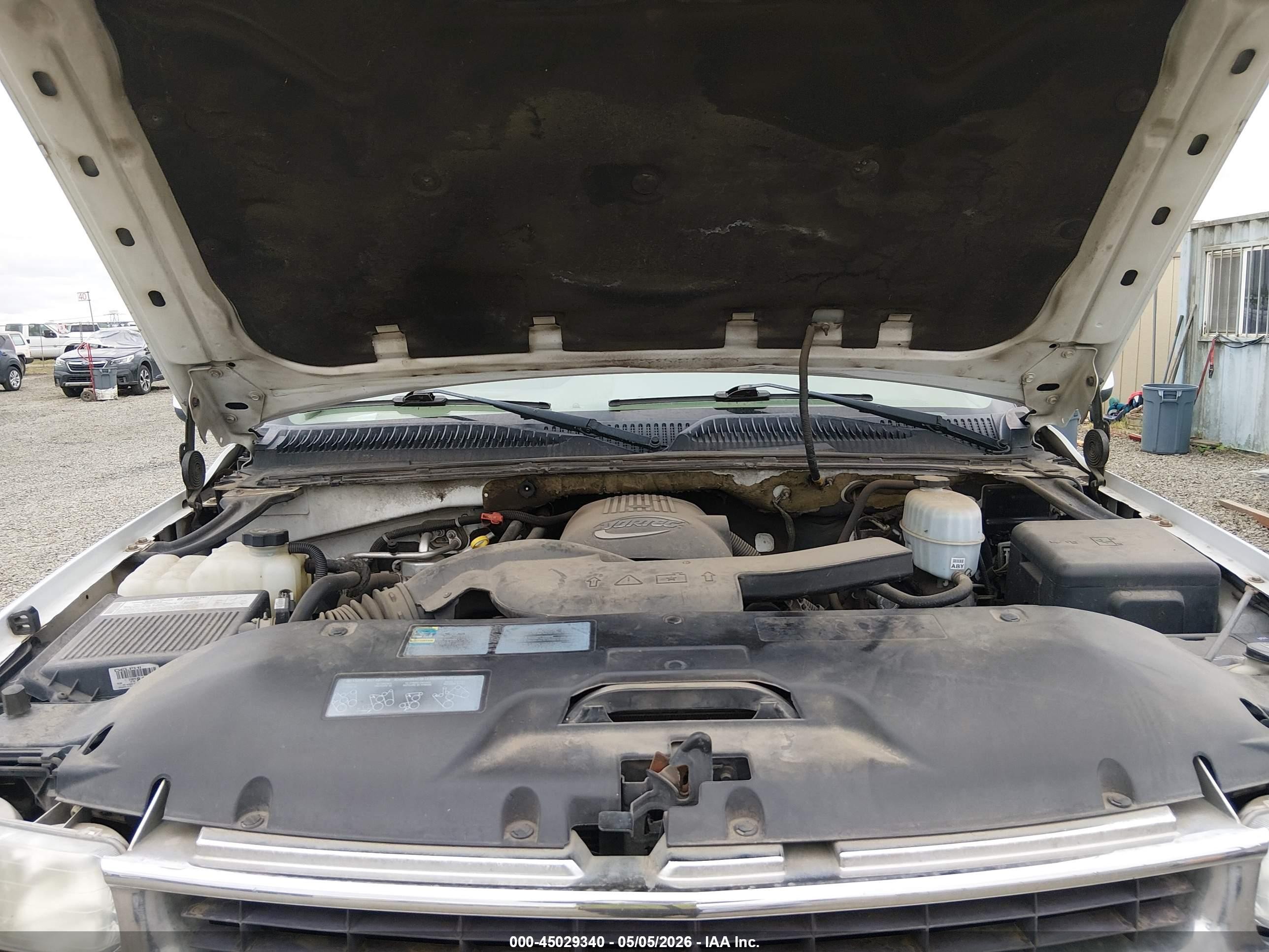 2005 Chevrolet Suburban 1500 Lt Белый vin: 3GNEC16Z85G279975