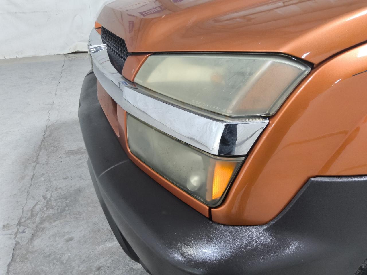 2004 Chevrolet Avalanche K1500 Orange vin: 3GNEK12T54G261422 Damage: Left Head Lamp, Faded, Repair Required
