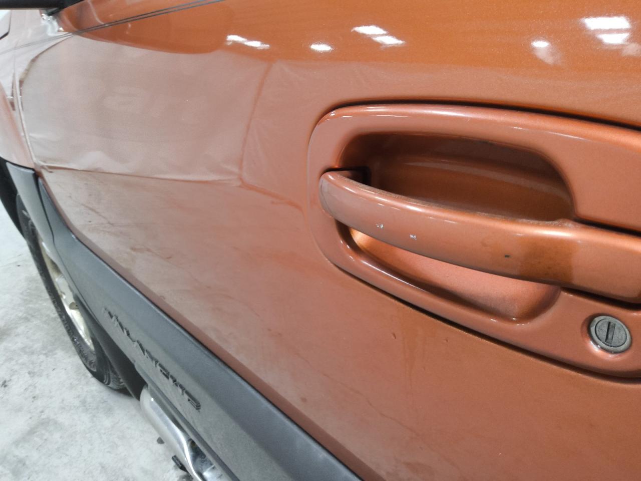 2004 Chevrolet Avalanche K1500 Orange vin: 3GNEK12T54G261422 Damage: Left Front Door, Dent(S) W/ Paint Dmg, 2 To 3 Inches