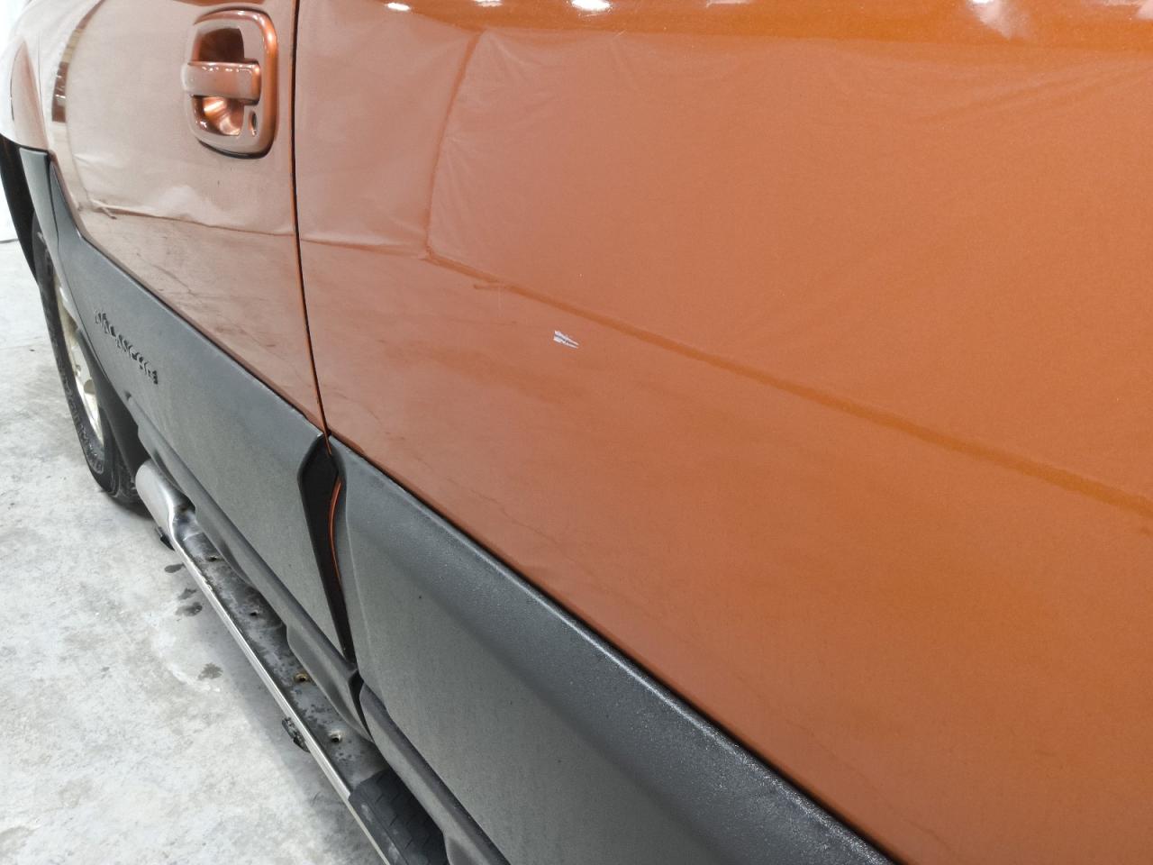 2004 Chevrolet Avalanche K1500 Orange vin: 3GNEK12T54G261422 Damage: Left Rear Door, Dent(S) W/ Paint Dmg, 1 To 2 Inches