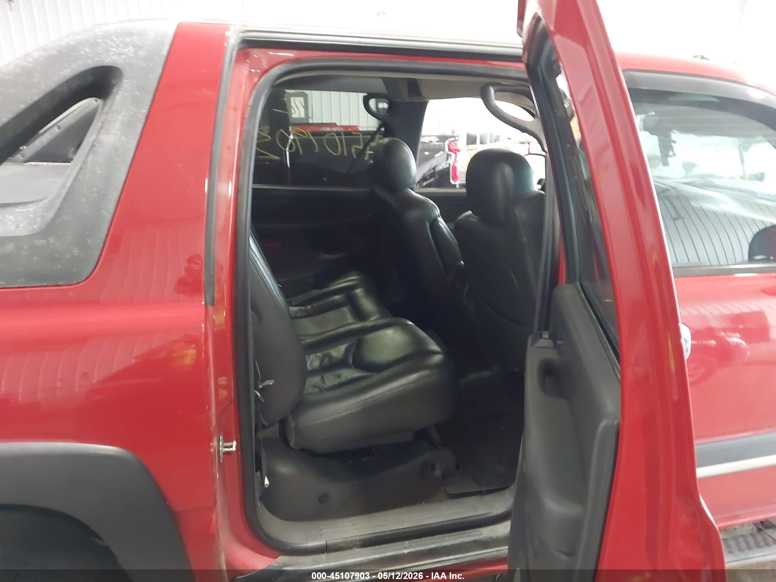 2004 Chevrolet Avalanche 1500   Red vin: 3GNEK12T64G249652