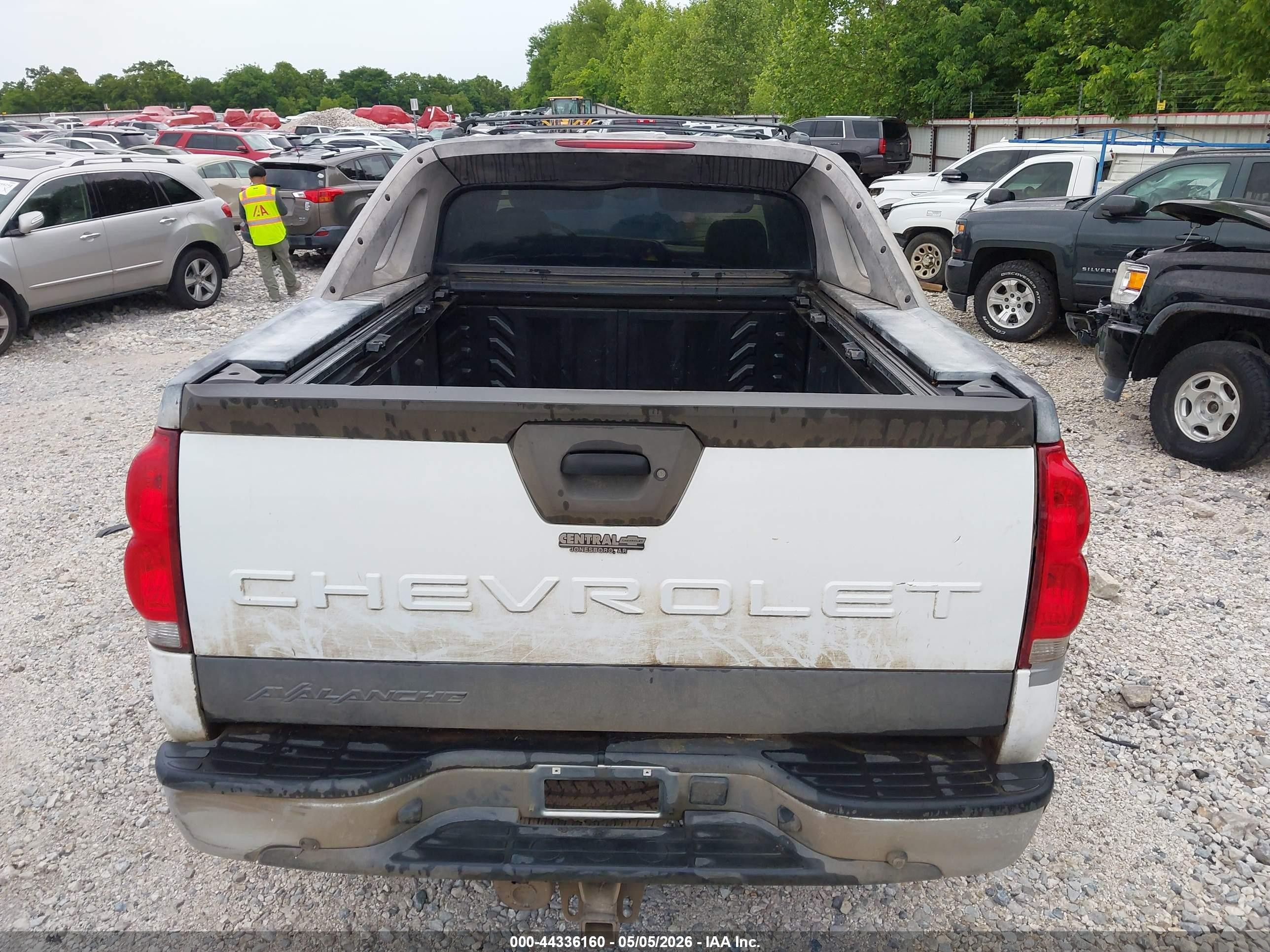 2006 Chevrolet Avalanche 1500 Z71 White vin: 3GNEK12Z36G237515