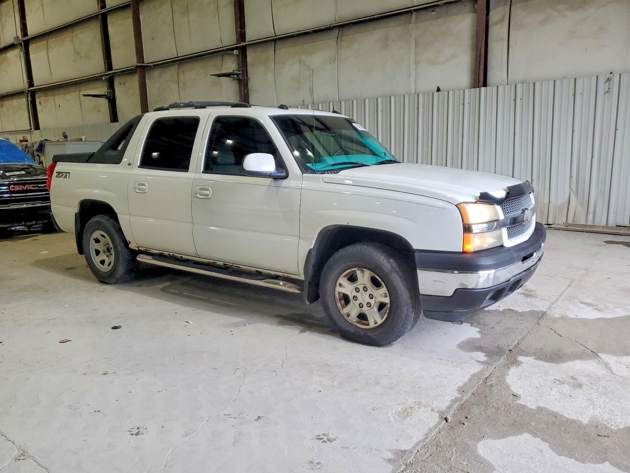 2005 Chevrolet Avalanche K1500 White vin: 3GNEK12Z45G100100