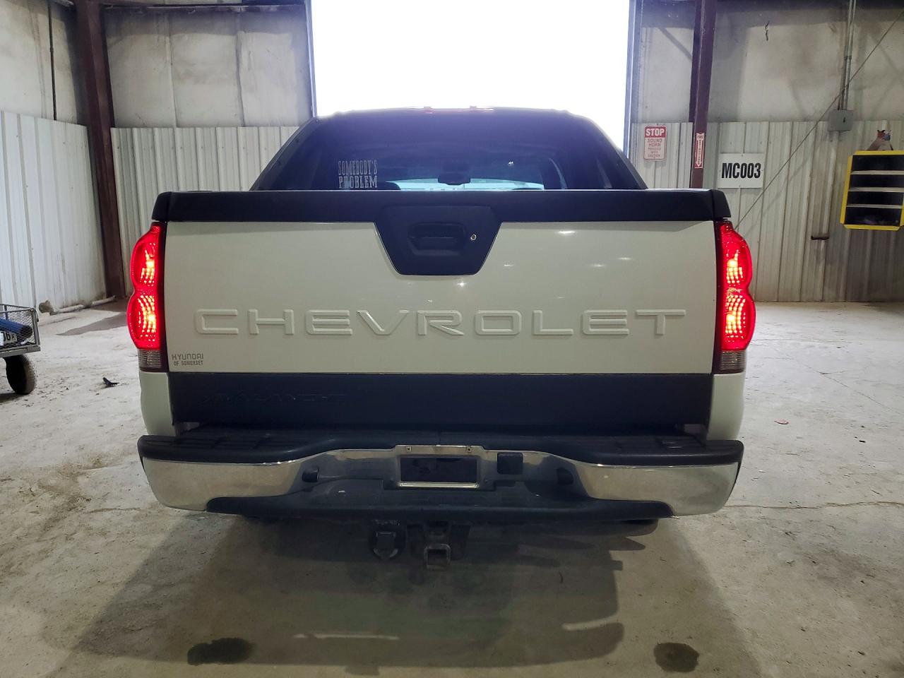 2005 Chevrolet Avalanche K1500 White vin: 3GNEK12Z45G100100