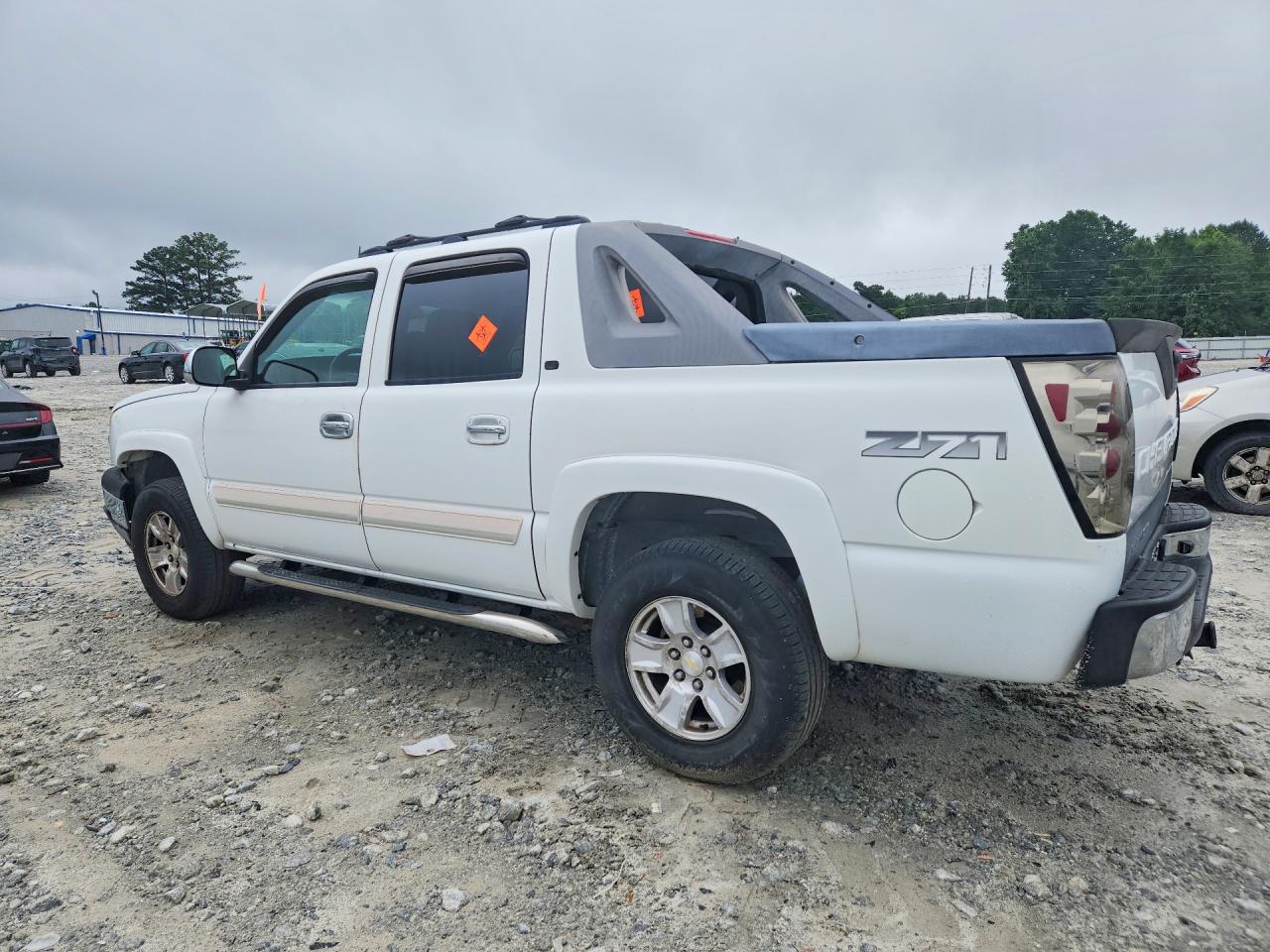 2005 Chevrolet Avalanche K1500 White vin: 3GNEK12Z65G257157