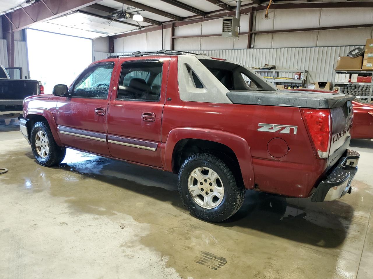 2005 Chevrolet Avalanche K1500 Бордовый vin: 3GNEK12Z95G150233 Damage: Left Rocker Panel, Rust, > 12 Inches