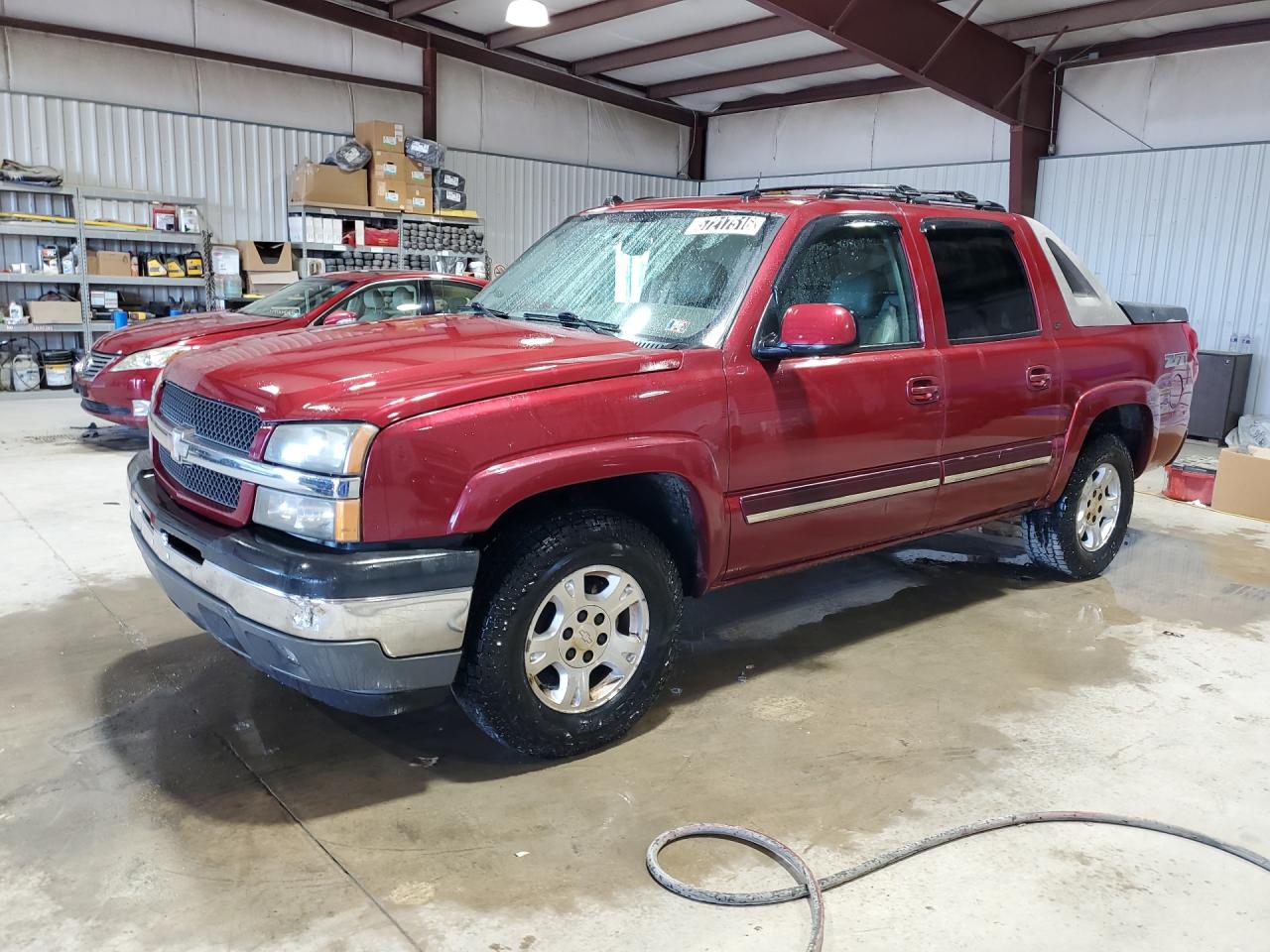 2005 Chevrolet Avalanche K1500 Бордовый vin: 3GNEK12Z95G150233 Damage: Left Front Fender, Chipped, 3
