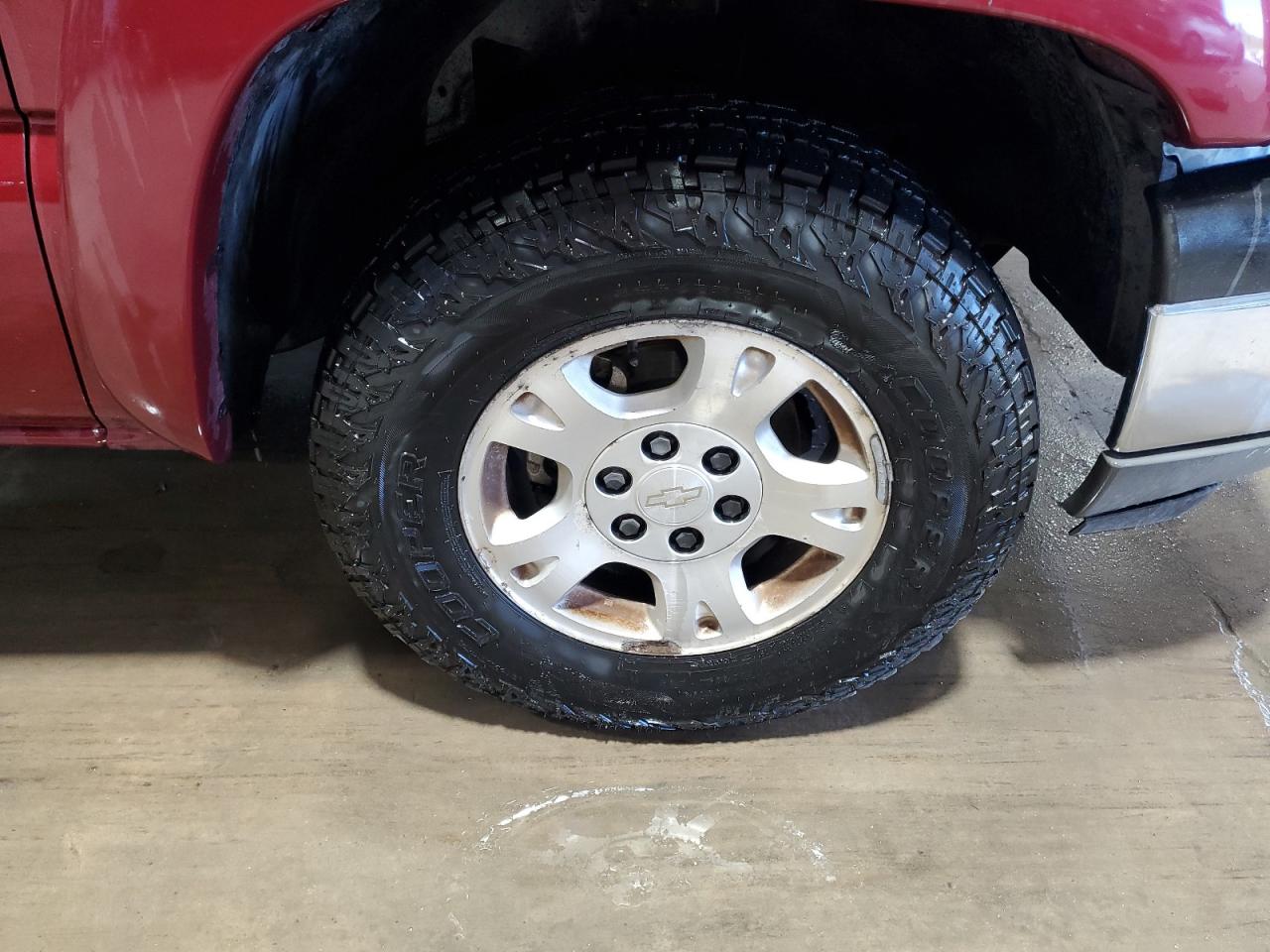 2005 Chevrolet Avalanche K1500 Бордовый vin: 3GNEK12Z95G150233 Damage: Right Front Wheel, Corrosion, > 12 Inches