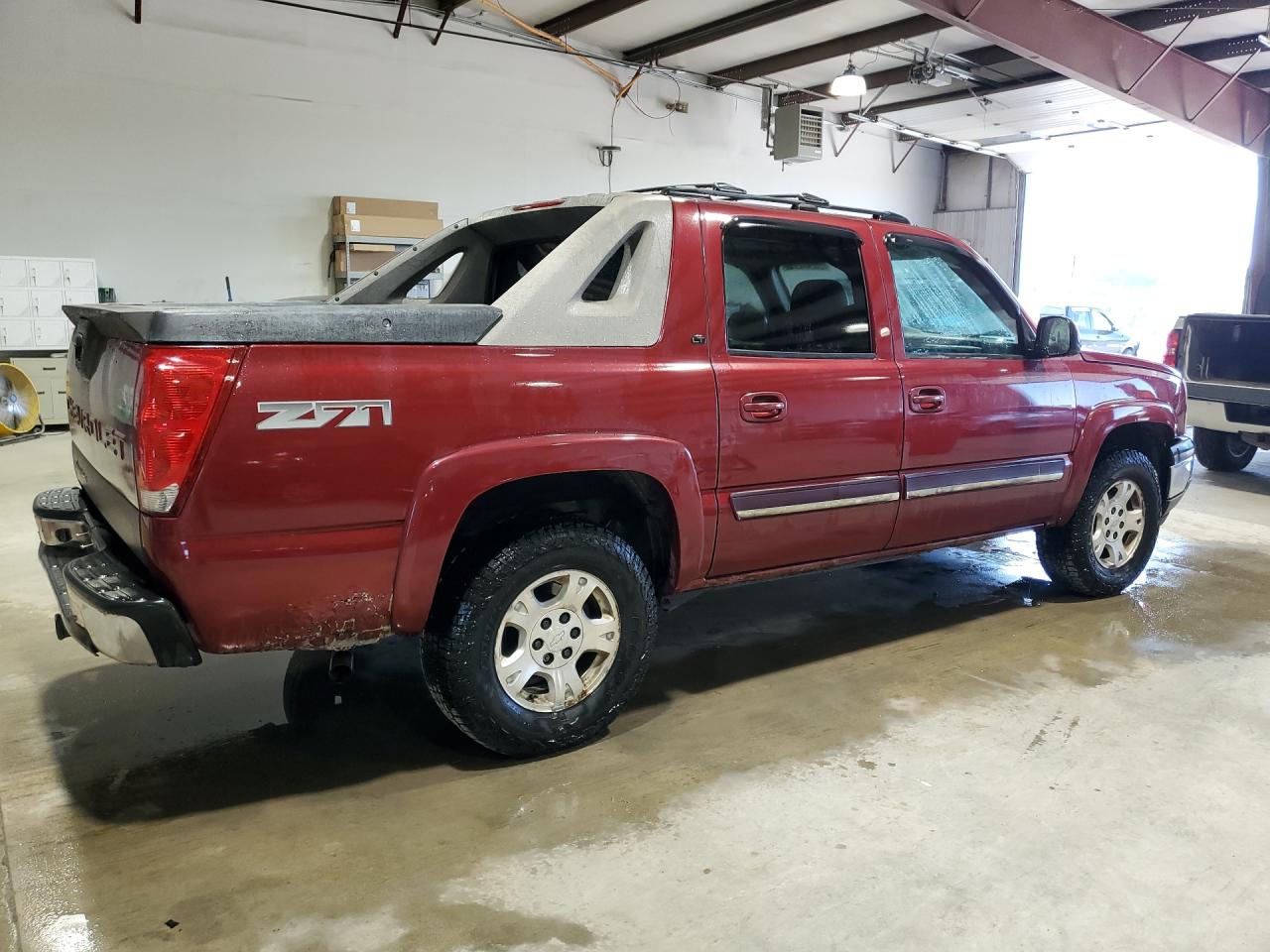 2005 Chevrolet Avalanche K1500 Бордовый vin: 3GNEK12Z95G150233 Damage: Right Rocker Panel, Rust, > 12 Inches