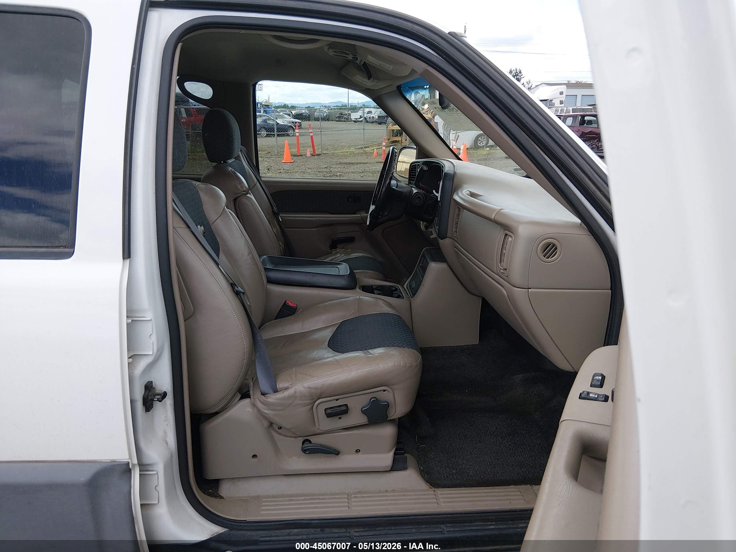 2002 Chevrolet Avalanche 1500   White vin: 3GNEK13T02G189492