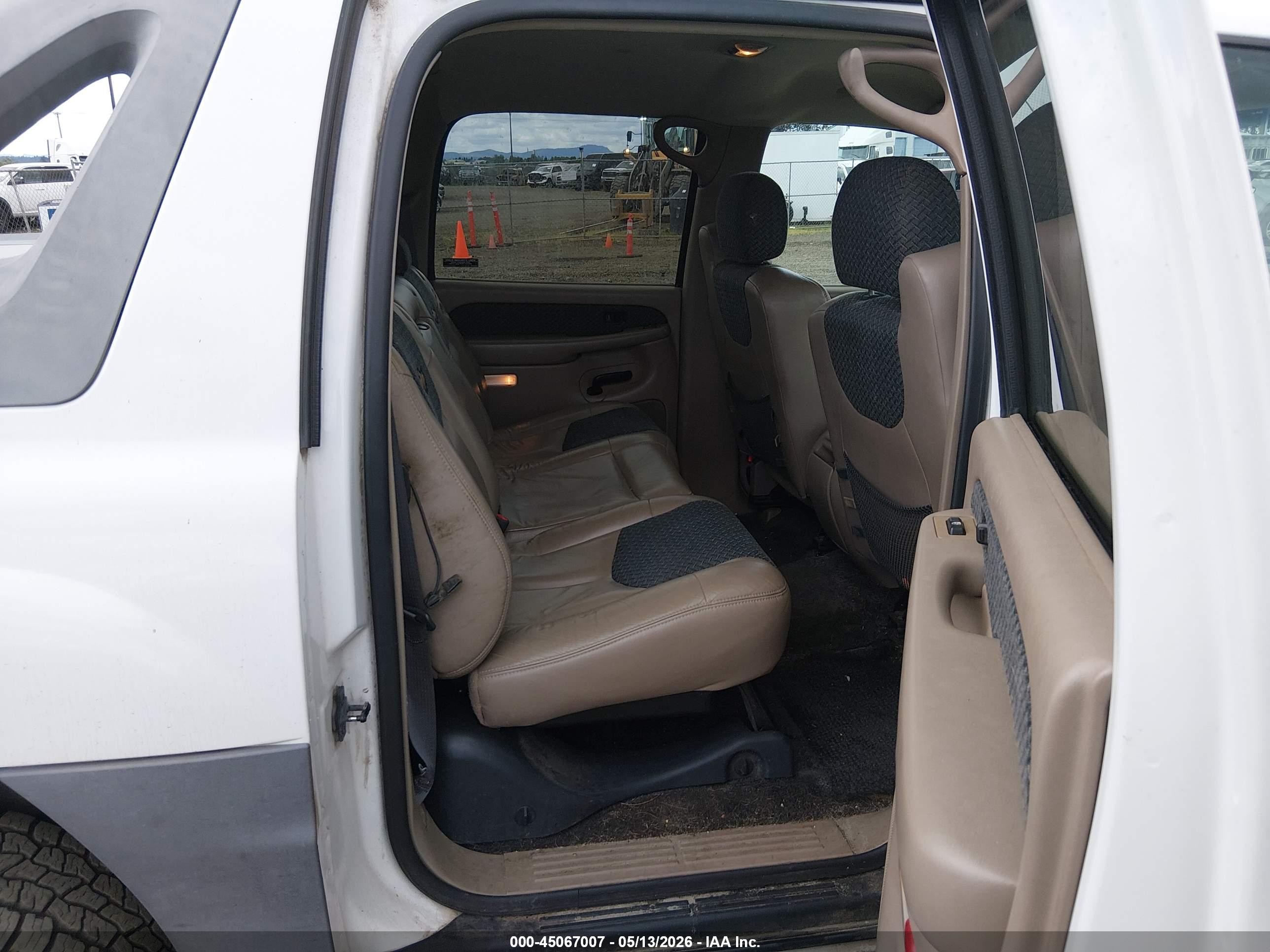 2002 Chevrolet Avalanche 1500   White vin: 3GNEK13T02G189492