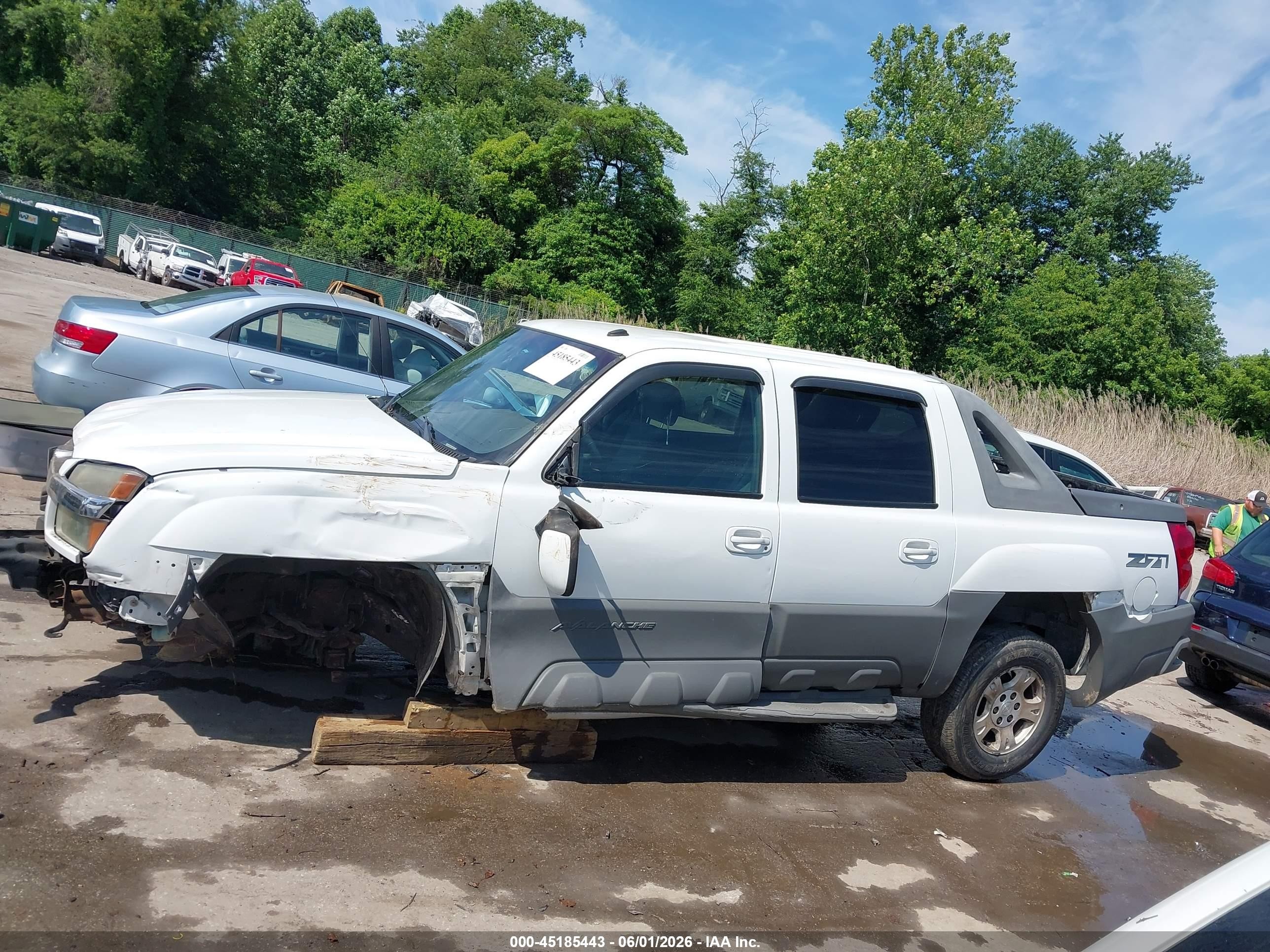2002 Chevrolet Avalanche 1500   White vin: 3GNEK13T02G358667