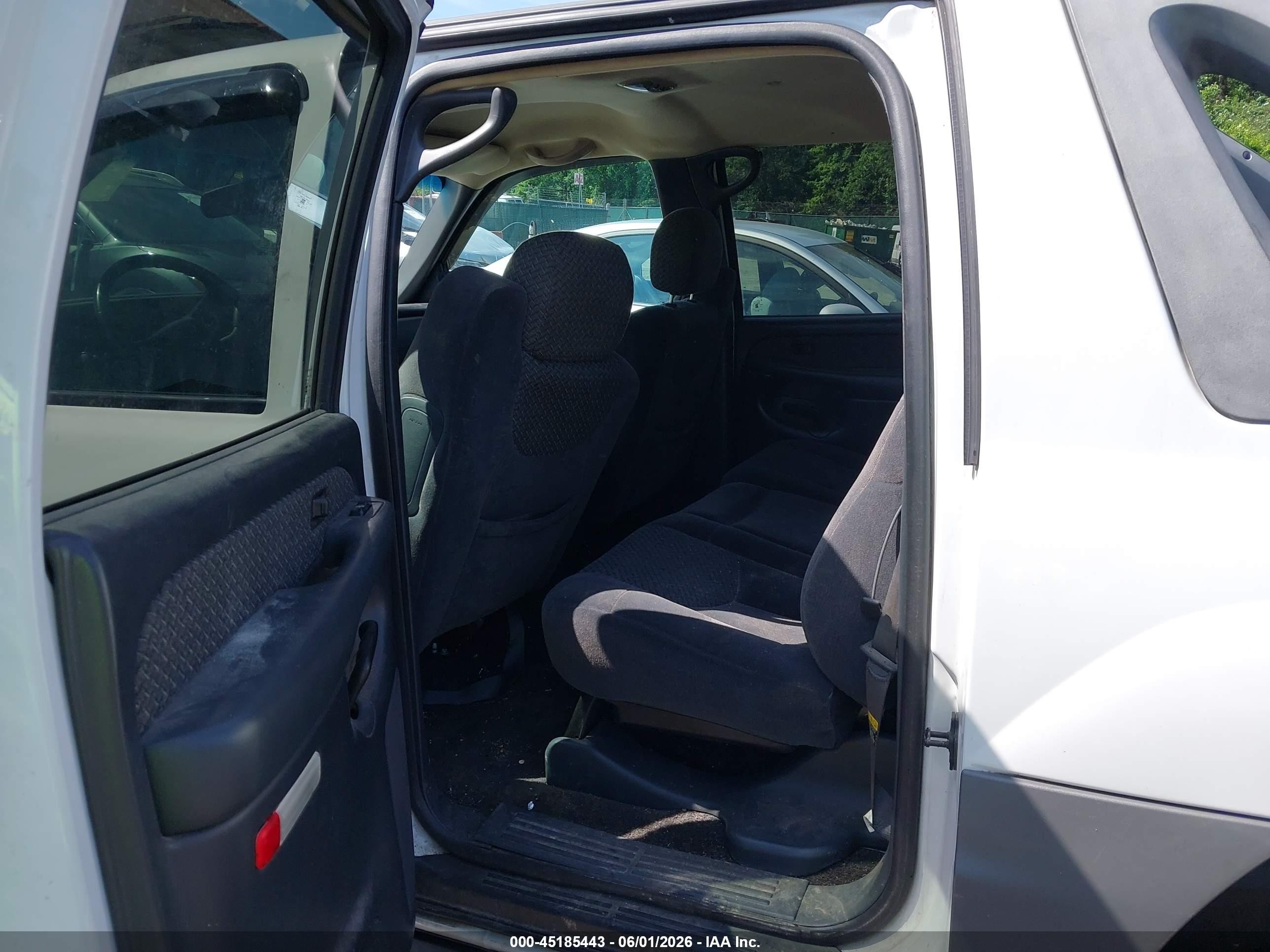 2002 Chevrolet Avalanche 1500   White vin: 3GNEK13T02G358667