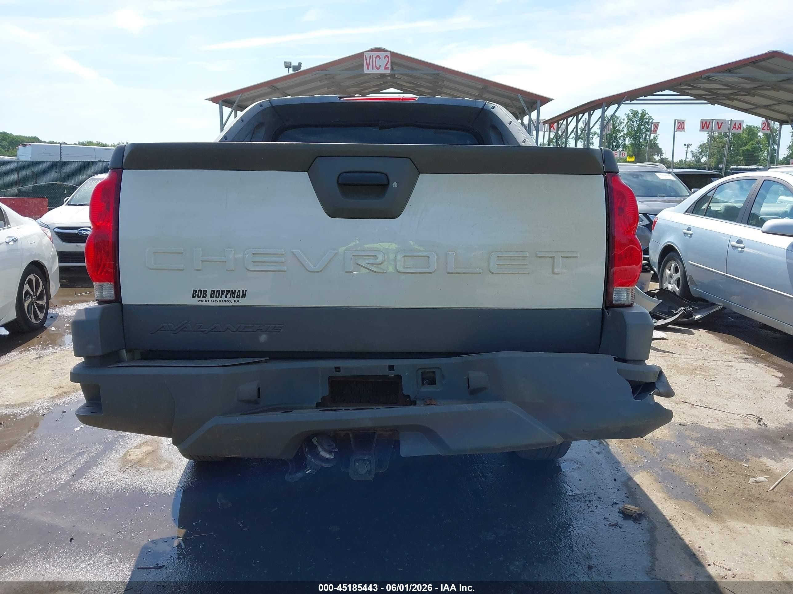 2002 Chevrolet Avalanche 1500   White vin: 3GNEK13T02G358667