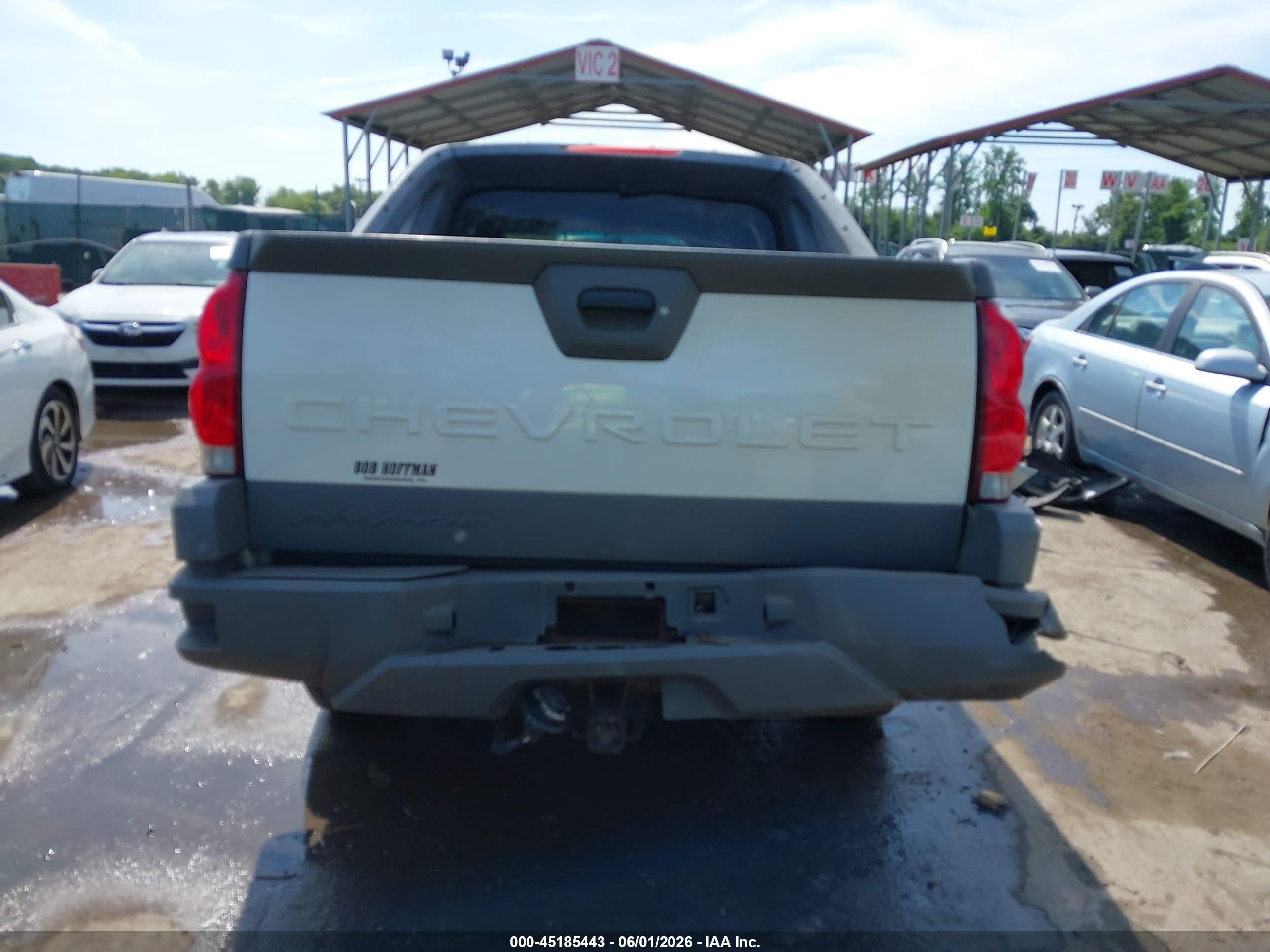 2002 Chevrolet Avalanche 1500   White vin: 3GNEK13T02G358667