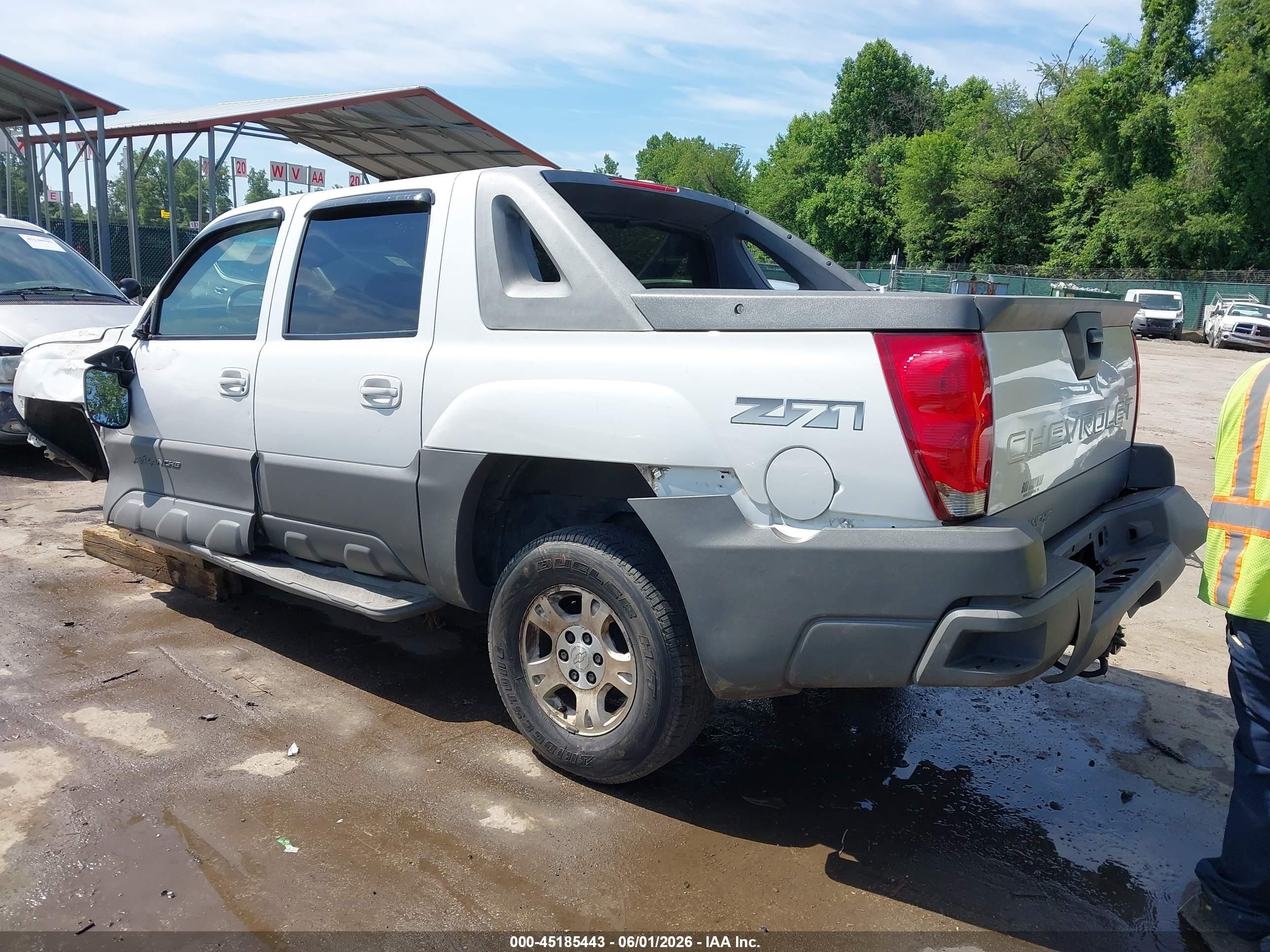 2002 Chevrolet Avalanche 1500   White vin: 3GNEK13T02G358667