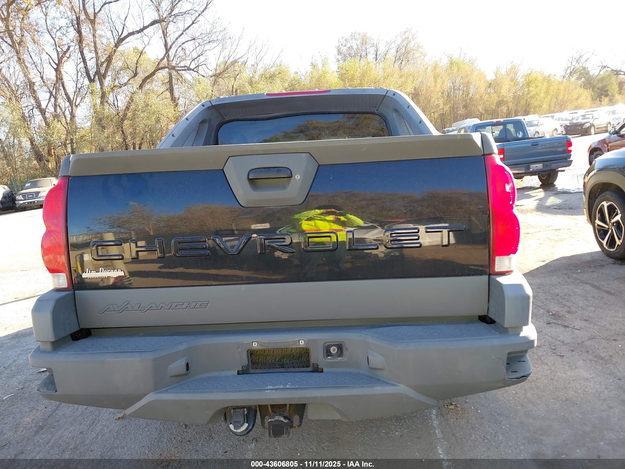 2002 Chevrolet Avalanche 1500   Black vin: 3GNEK13T12G181935