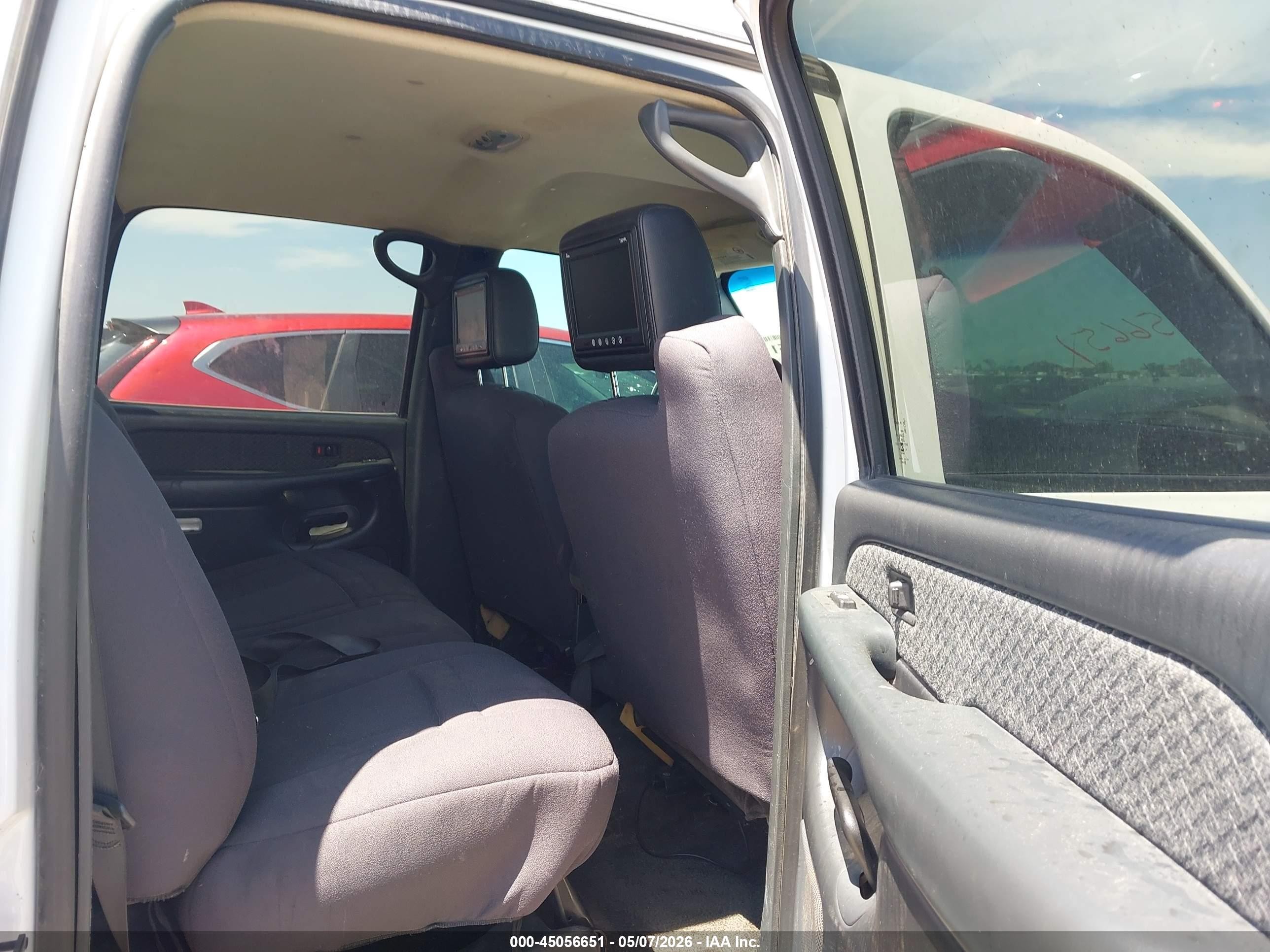 2002 Chevrolet Avalanche 1500   White vin: 3GNEK13T22G334726