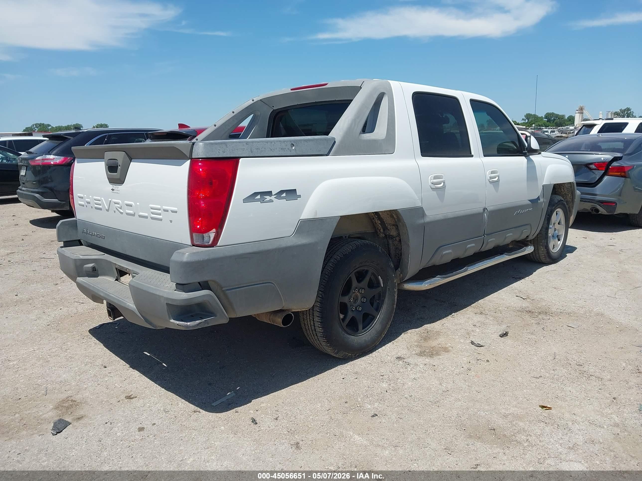 2002 Chevrolet Avalanche 1500   White vin: 3GNEK13T22G334726