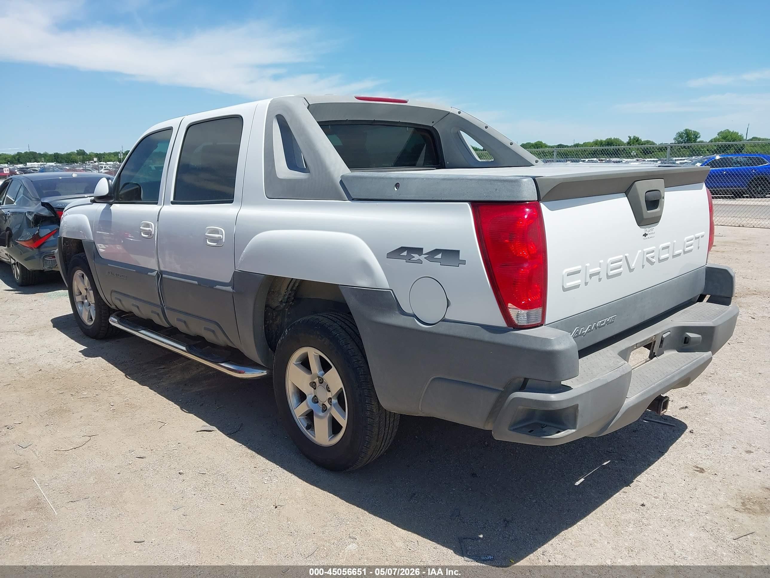 2002 Chevrolet Avalanche 1500   White vin: 3GNEK13T22G334726