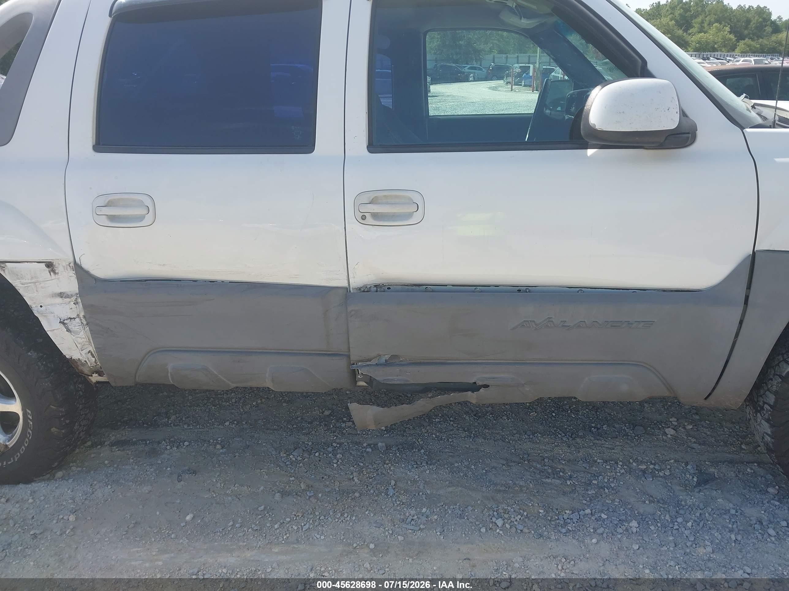 2002 Chevrolet Avalanche 1500   White vin: 3GNEK13T62G106339