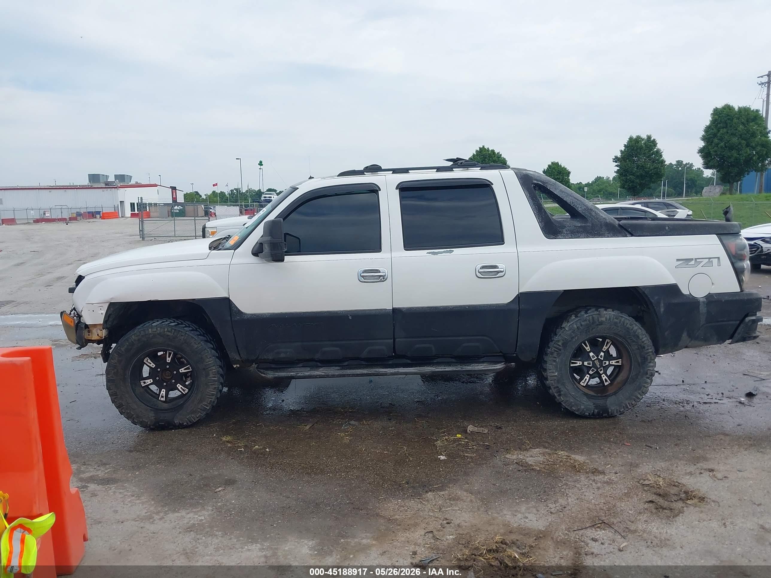 2002 Chevrolet Avalanche 1500   White vin: 3GNEK13T62G225315