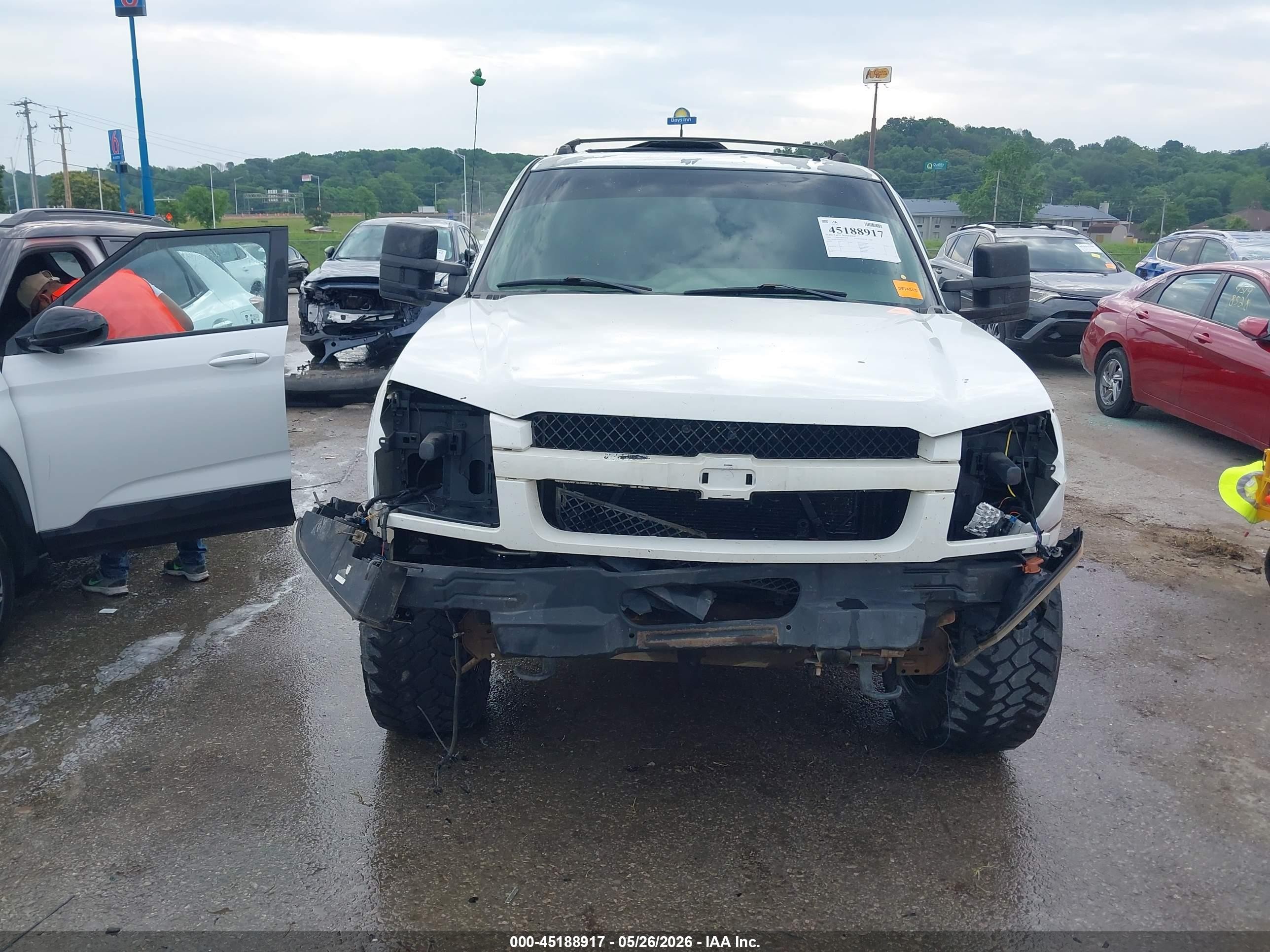 2002 Chevrolet Avalanche 1500   White vin: 3GNEK13T62G225315