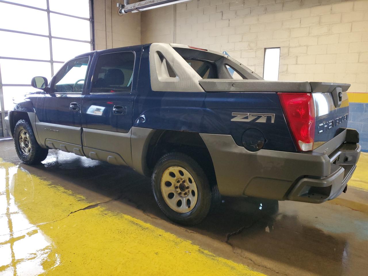 2002 Chevrolet Avalanche K1500 Blue vin: 3GNEK13T72G229969 Damage: Left Front Tire, Worn, Replacement Required